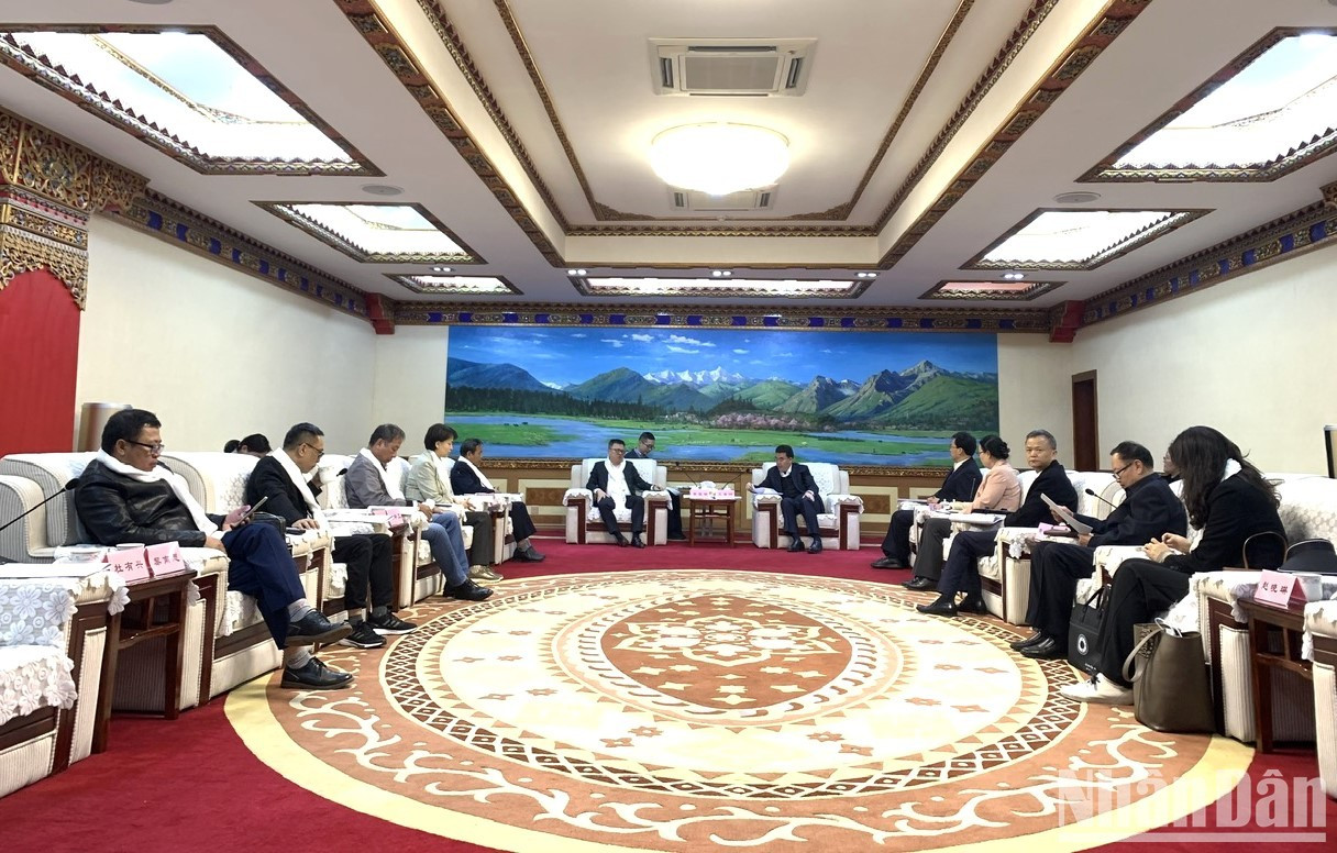 En el marco de la visita, los delegados visitan la región autónoma de Tíbet y conocen la situación del desarrollo socioeconómico, la preservación cultural y el desarrollo de los medios y el periodismo locales.