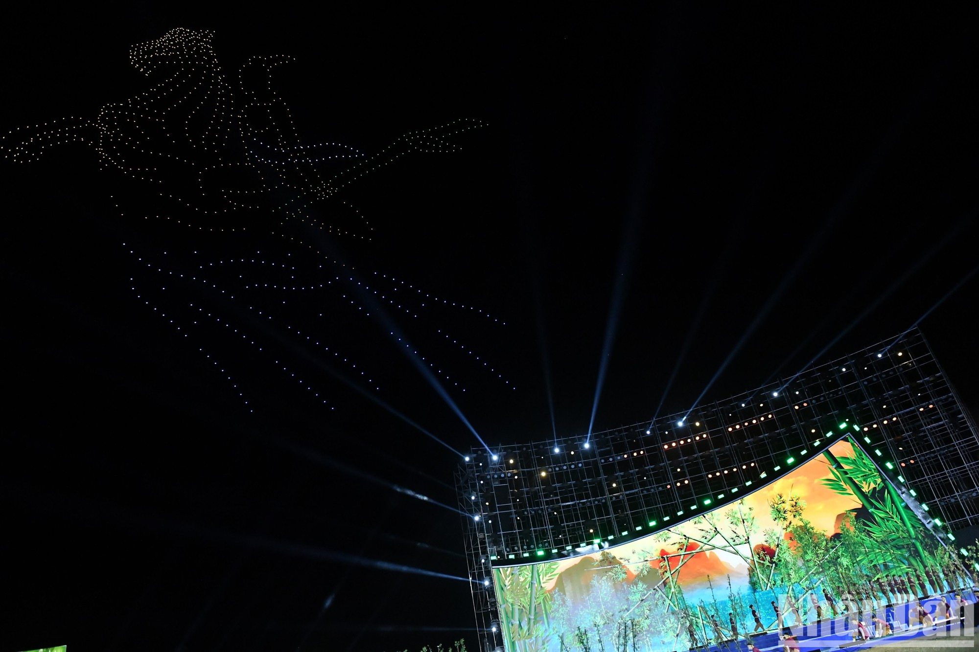 "San Giong se quita la armadura y asciende al cielo". "San Giong se quita la armadura y asciende al cielo".