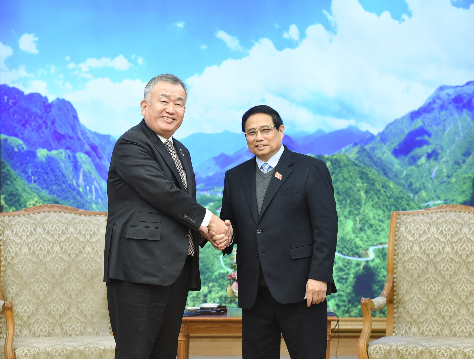 El premier vietnamita, Pham Minh Chinh, recibe a Nagao Yutaka, presidente del grupo nipón de Yamato Holdings.