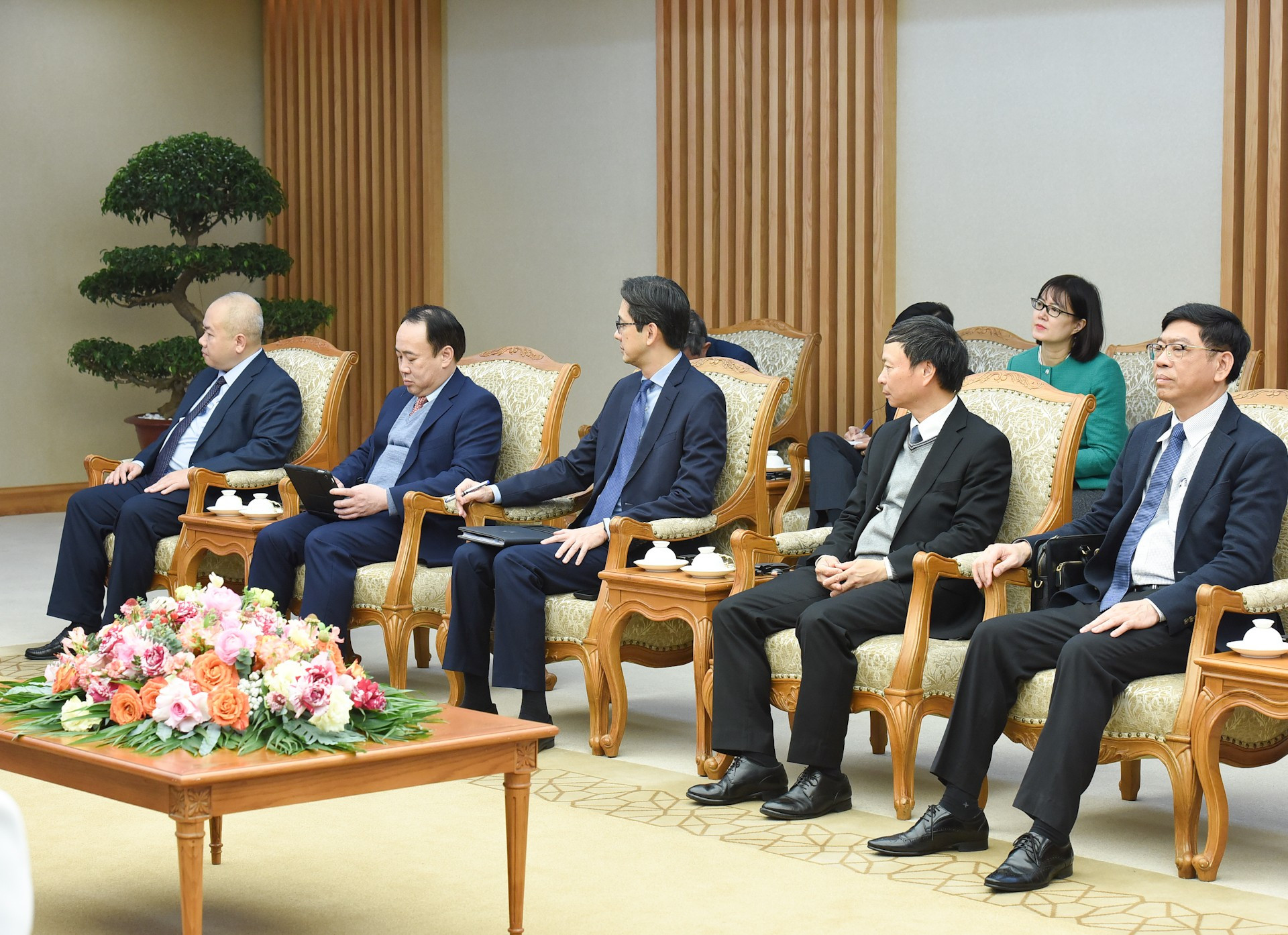 Representantes de ministerios, departamentos y sectores vietnamitas.