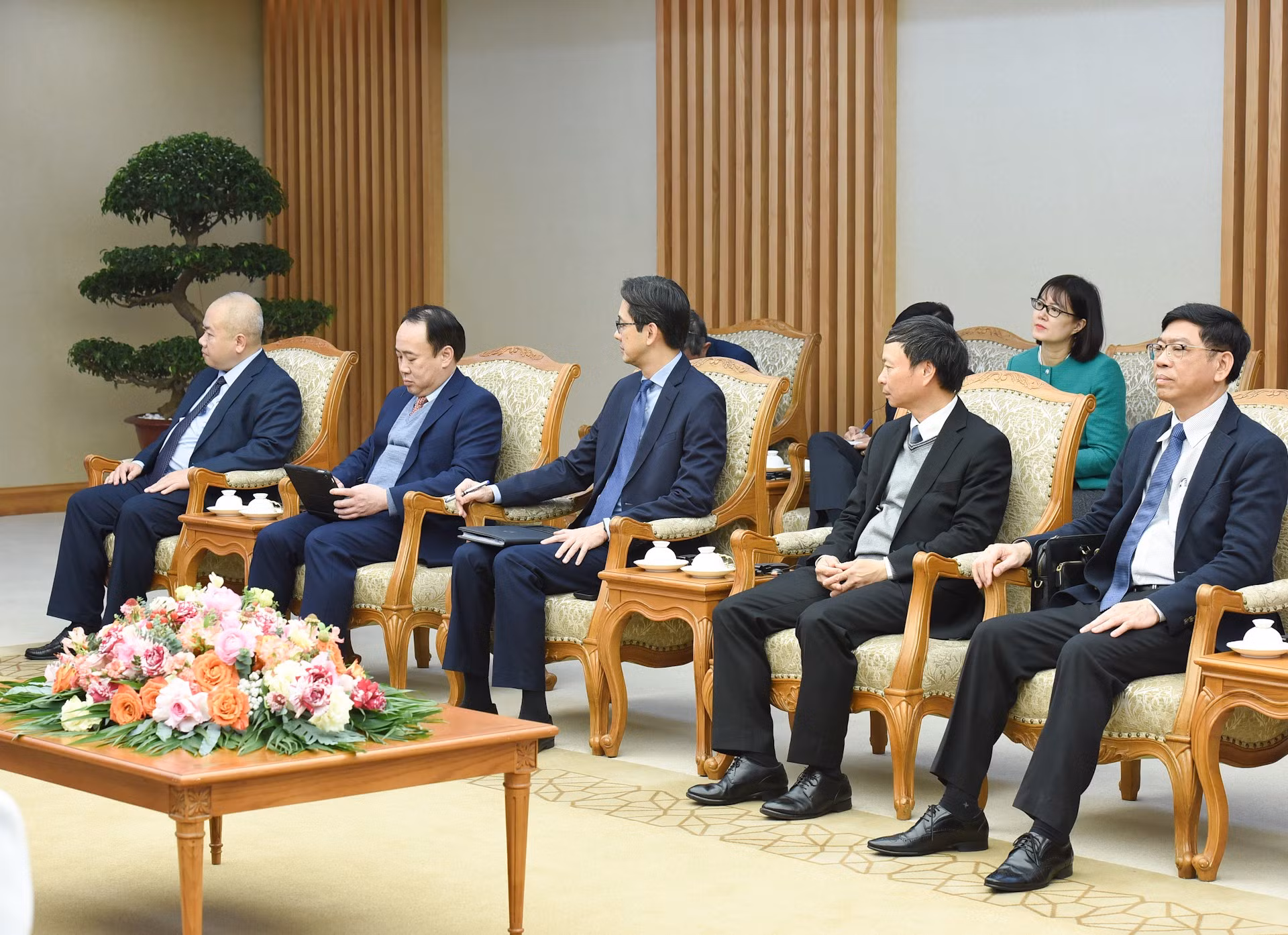 Representantes de ministerios, departamentos y sectores vietnamitas.