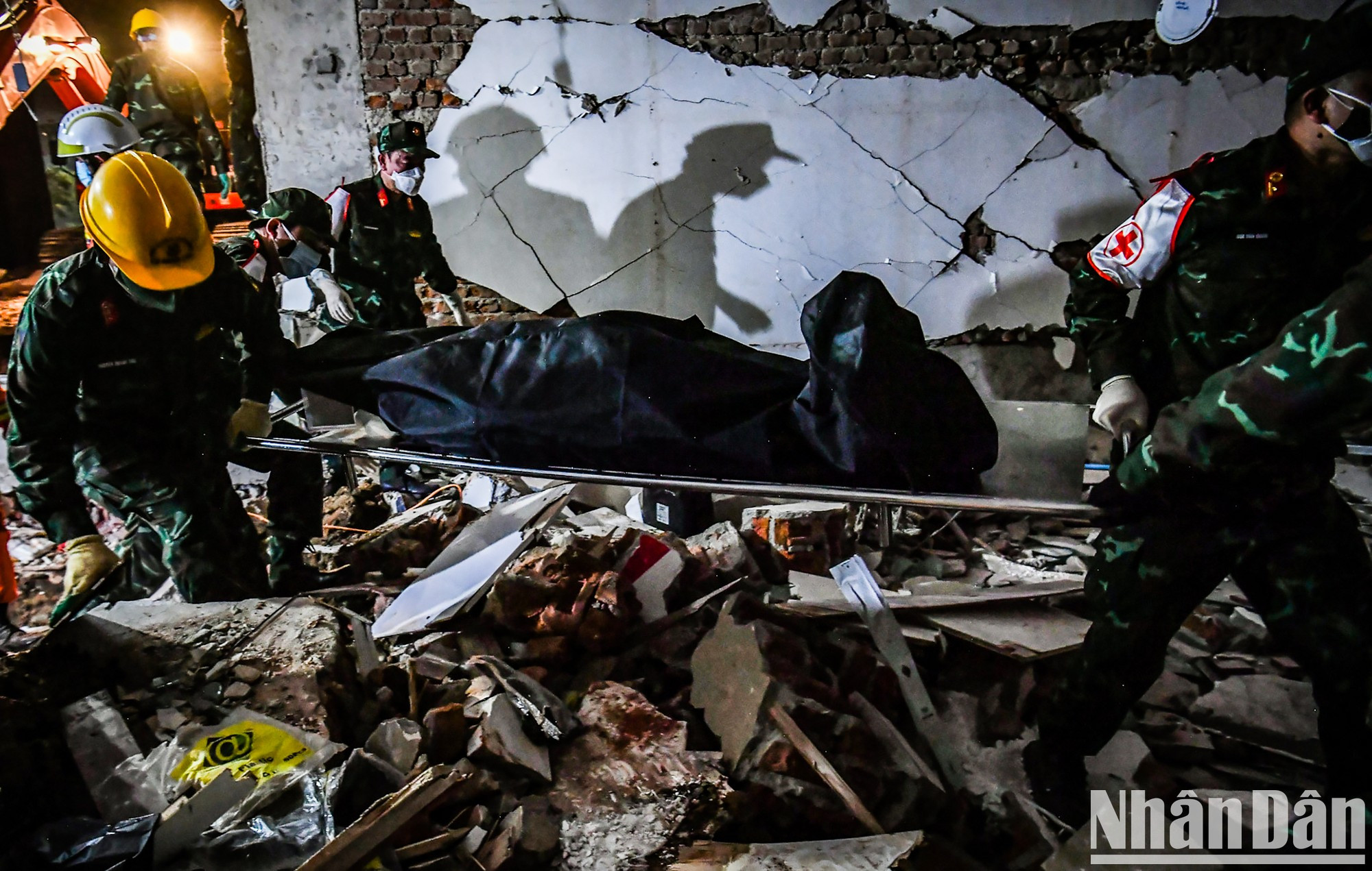 Las fuerzas de rescate de Vietnam se ponen manos a la obra con la mayor responsabilidad, desplegando urgentemente operaciones de búsqueda y rescate en Naypidaw a pesar de la oscuridad y el peligro. Las fuerzas de rescate de Vietnam se ponen manos a la obra con la mayor responsabilidad, desplegando urgentemente operaciones de búsqueda y rescate en Naypidaw a pesar de la oscuridad y el peligro.