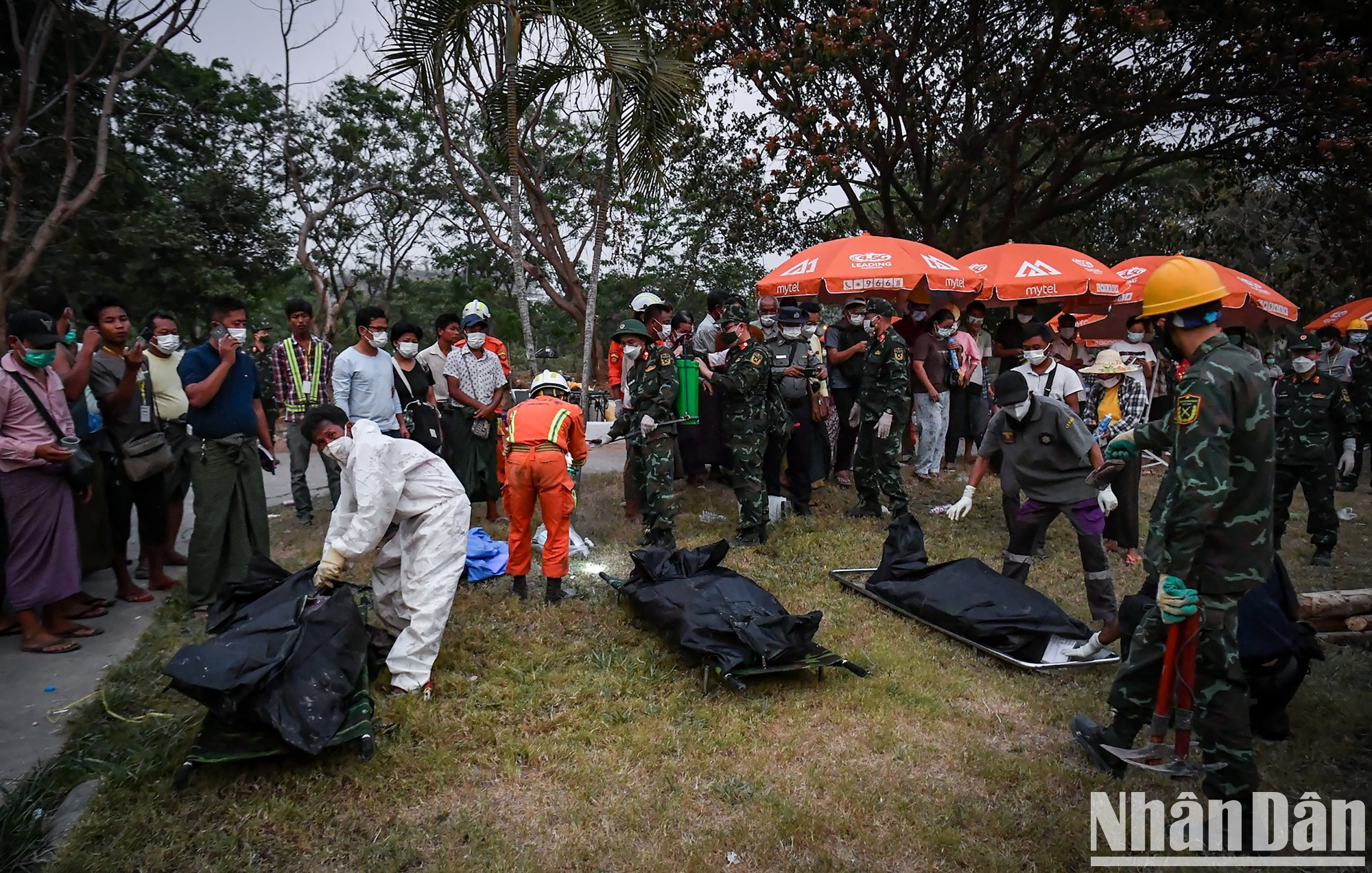 Han sido días de arduo y efectivo trabajo, en los que el equipo de rescate de los ministerios de Defensa y Seguridad Pública ha encontrado y rescatado a cerca de diez víctimas. Según las estadísticas de Myanmar, el equipo de rescate vietnamita es el que más víctimas ha localizado entre los equipos internacionales tras detener todas las búsquedas. Han sido días de arduo y efectivo trabajo, en los que el equipo de rescate de los ministerios de Defensa y Seguridad Pública ha encontrado y rescatado a cerca de diez víctimas. Según las estadísticas de Myanmar, el equipo de rescate vietnamita es el que más víctimas ha localizado entre los equipos internacionales tras detener todas las búsquedas.