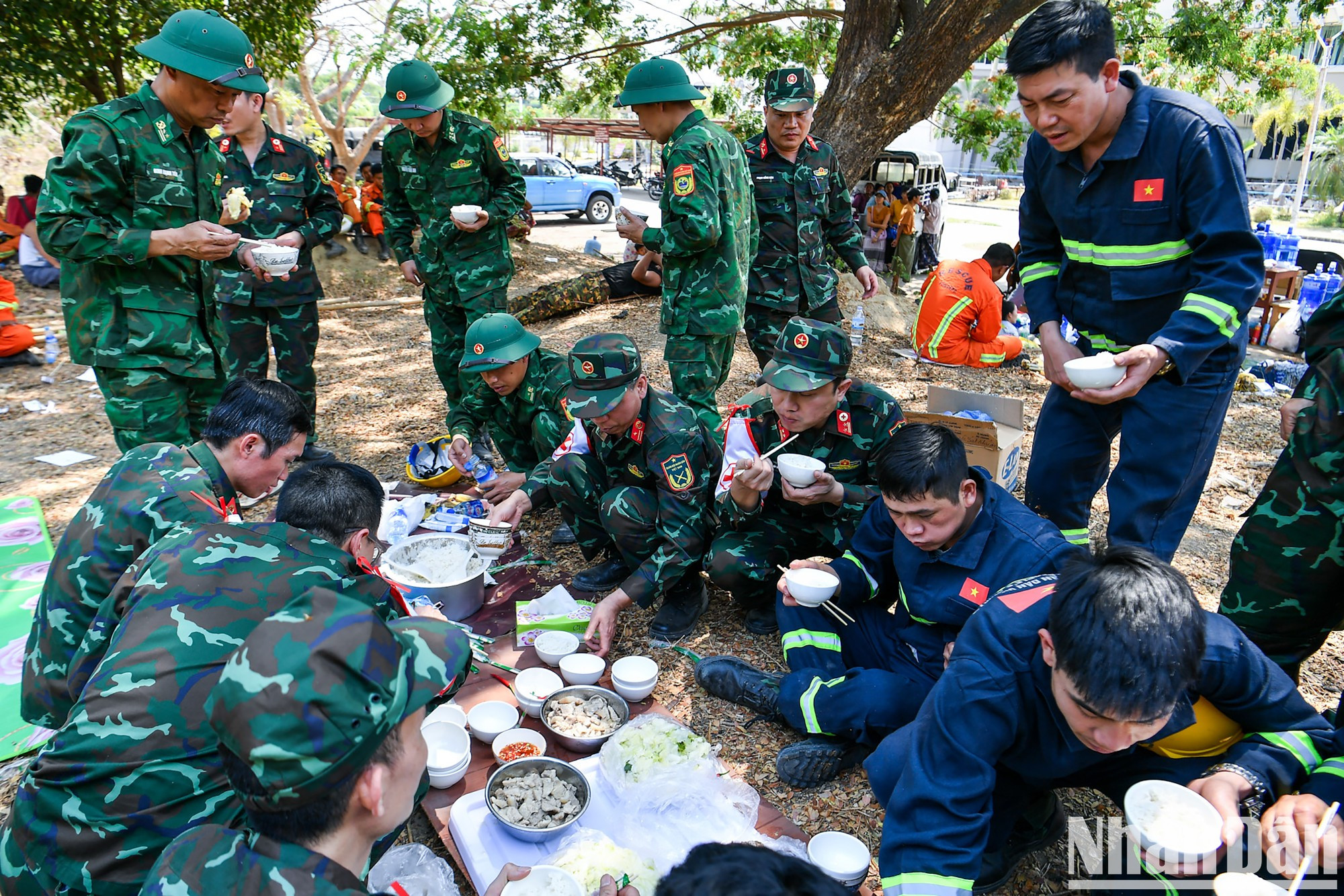 Momentos sencillos con comidas en la escena del Ejército Popular de Vietnam. Momentos sencillos con comidas en la escena del Ejército Popular de Vietnam.