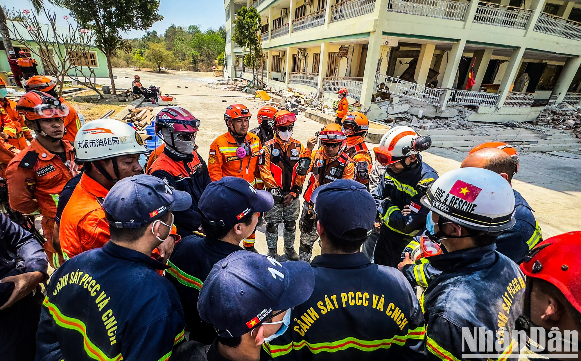 Para llevar a cabo la misión, el equipo de rescate vietnamita se coordinó con amigos de Singapur, Indonesia, Filipinas y Myanmar. La imagen de la cooperación internacional es hermosa, a pesar de las diferencias lingüísticas, todo por el bien común de salvar vidas. El equipo de rescate de cinco países funciona como uno solo. Para llevar a cabo la misión, el equipo de rescate vietnamita se coordinó con amigos de Singapur, Indonesia, Filipinas y Myanmar. La imagen de la cooperación internacional es hermosa, a pesar de las diferencias lingüísticas, todo por el bien común de salvar vidas. El equipo de rescate de cinco países funciona como uno solo.