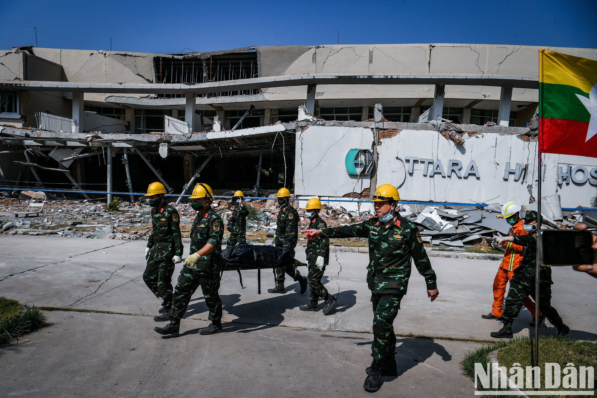 Inmediatamente después del terremoto ocurrido en Myanmar la madrugada del 31 de marzo, el equipo de rescate vietnamita llega a Naypyidaw, la capital birmana, y comienza la búsqueda. Inmediatamente después del terremoto ocurrido en Myanmar la madrugada del 31 de marzo, el equipo de rescate vietnamita llega a Naypyidaw, la capital birmana, y comienza la búsqueda.