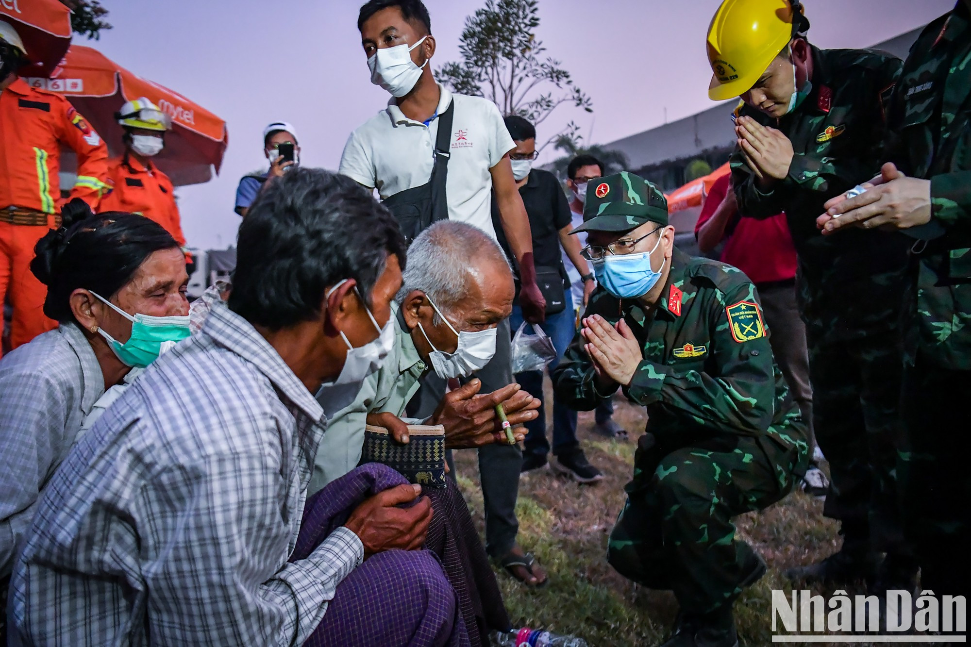 Se derraman lágrimas al encontrar a familiares y por el cariño hacia el ejército vietnamita. Se derraman lágrimas al encontrar a familiares y por el cariño hacia el ejército vietnamita.