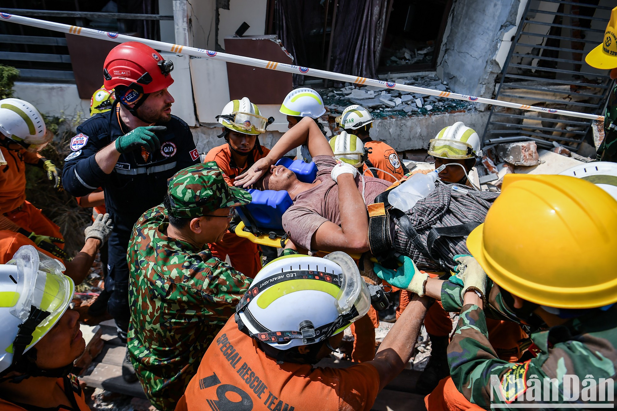 Un momento memorable: la tarde del 2 de abril, la fuerza de rescate del Ejército Popular de Vietnam logra un milagro en el país vecino. Soldados vietnamitas coordinan con éxito el rescate de una víctima que estuvo cinco días bajo los escombros. Un momento memorable: la tarde del 2 de abril, la fuerza de rescate del Ejército Popular de Vietnam logra un milagro en el país vecino. Soldados vietnamitas coordinan con éxito el rescate de una víctima que estuvo cinco días bajo los escombros.