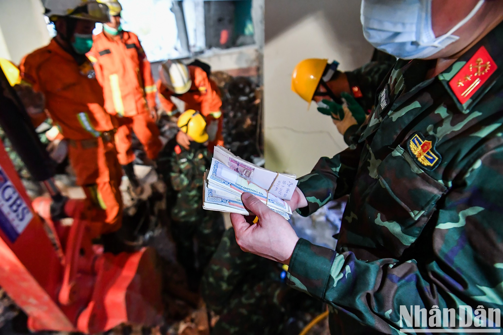 Además de los cadáveres, el equipo de rescate halla una gran cantidad de dinero en efectivo en el lugar y lo entrega a las autoridades locales. Además de los cadáveres, el equipo de rescate halla una gran cantidad de dinero en efectivo en el lugar y lo entrega a las autoridades locales.