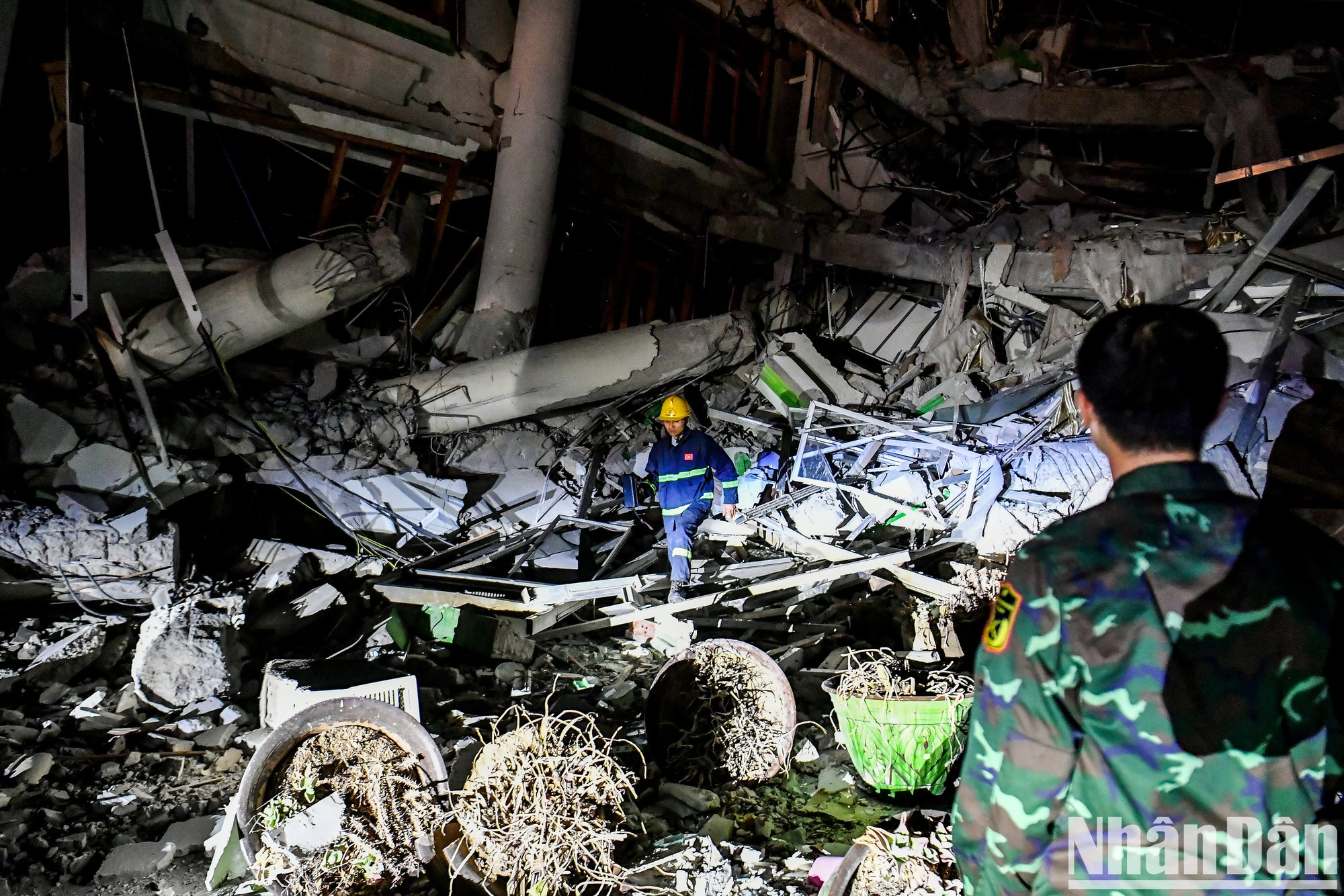 El primer día, Myanmar recibe una petición urgente de búsqueda de cuatro personas atrapadas en un edificio de apartamentos derrumbado. "Determinamos que la víctima estaba enterrada a gran profundidad, bajo varias capas de roca y hormigón. Se preveía que la búsqueda del cuerpo sería muy difícil y peligrosa, pero todos coincidimos en aprovechar la oportunidad y completar la tarea lo antes posible", dijo el brigadier Ty. El primer día, Myanmar recibe una petición urgente de búsqueda de cuatro personas atrapadas en un edificio de apartamentos derrumbado. "Determinamos que la víctima estaba enterrada a gran profundidad, bajo varias capas de roca y hormigón. Se preveía que la búsqueda del cuerpo sería muy difícil y peligrosa, pero todos coincidimos en aprovechar la oportunidad y completar la tarea lo antes posible", dijo el brigadier Ty.