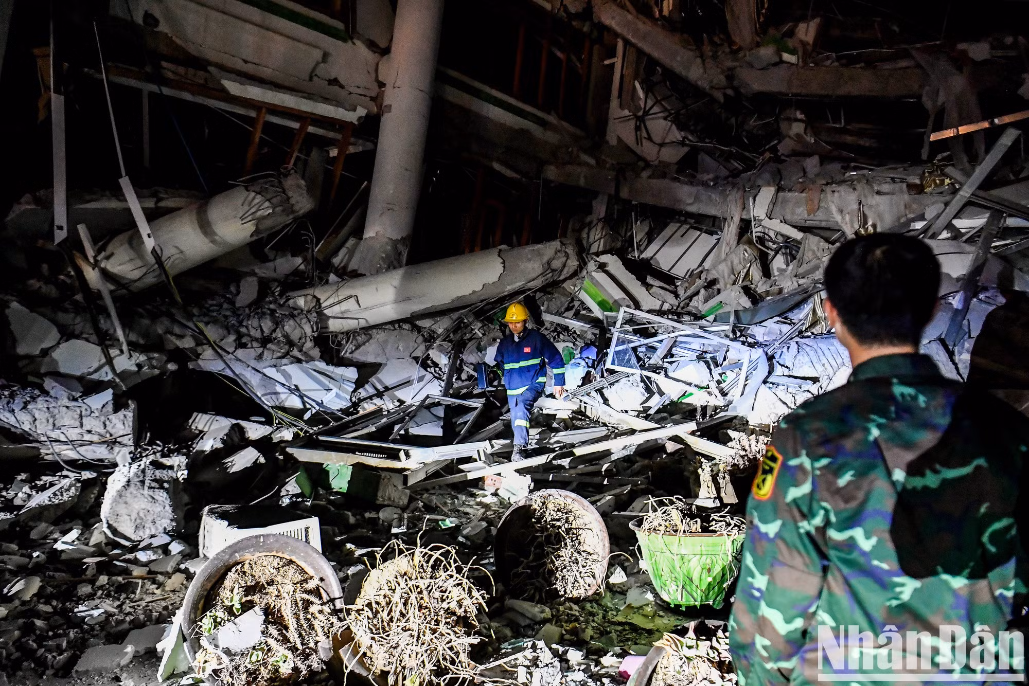 El primer día, Myanmar recibe una petición urgente de búsqueda de cuatro personas atrapadas en un edificio de apartamentos derrumbado. "Determinamos que la víctima estaba enterrada a gran profundidad, bajo varias capas de roca y hormigón. Se preveía que la búsqueda del cuerpo sería muy difícil y peligrosa, pero todos coincidimos en aprovechar la oportunidad y completar la tarea lo antes posible", dijo el brigadier Ty.