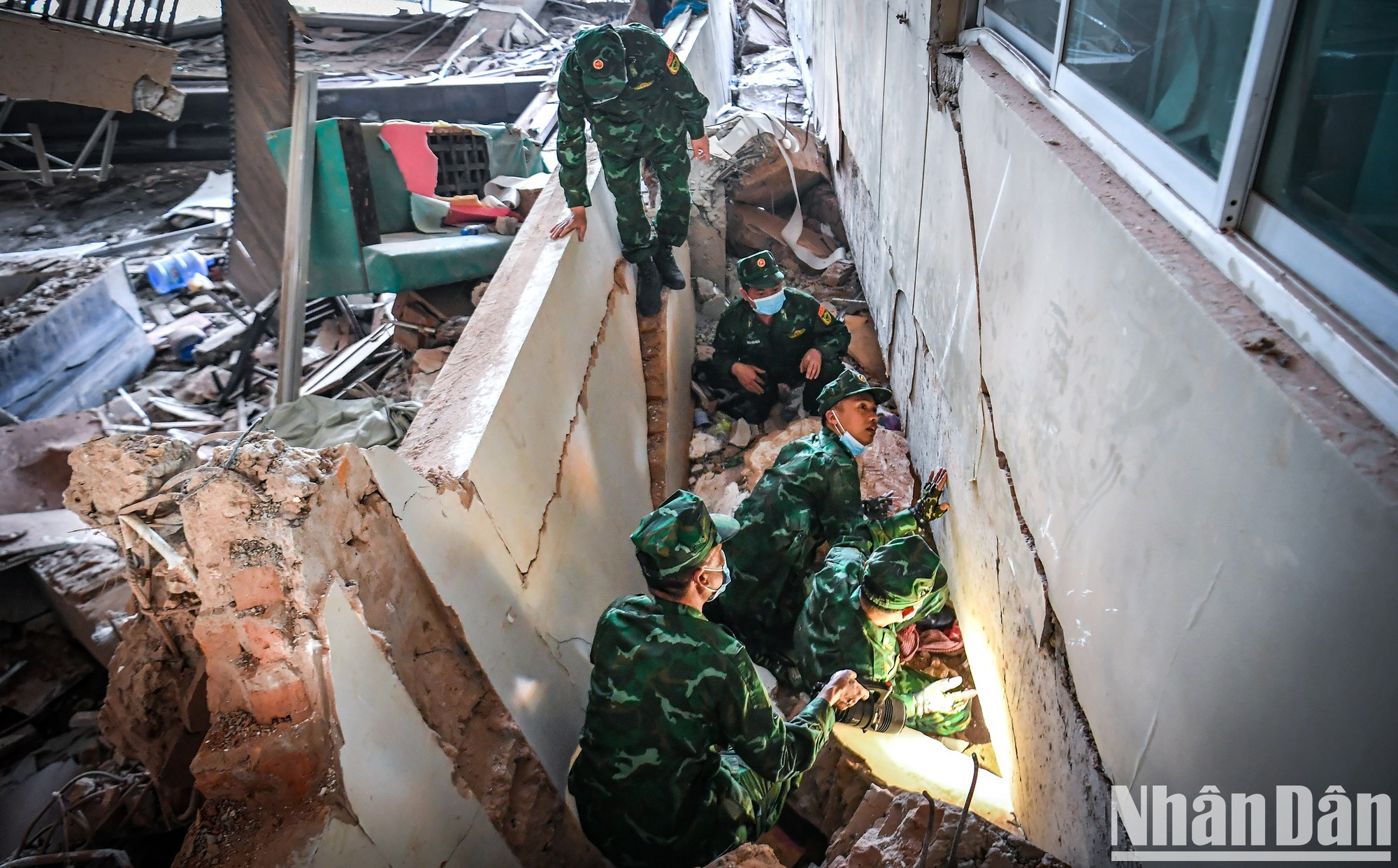 La escena del terremoto en Myanmar es muy diferente a la del desastre en Turquía. En Turquía, los edificios a menudo se derrumban por completo sin suponer ningún peligro para los equipos de rescate, mientras que en Myanmar solo se desploman en el primer piso. Las estructuras eran muy susceptibles de colapsar de forma secundaria, y una pequeña vibración podía provocar el derrumbe total. La escena del terremoto en Myanmar es muy diferente a la del desastre en Turquía. En Turquía, los edificios a menudo se derrumban por completo sin suponer ningún peligro para los equipos de rescate, mientras que en Myanmar solo se desploman en el primer piso. Las estructuras eran muy susceptibles de colapsar de forma secundaria, y una pequeña vibración podía provocar el derrumbe total.