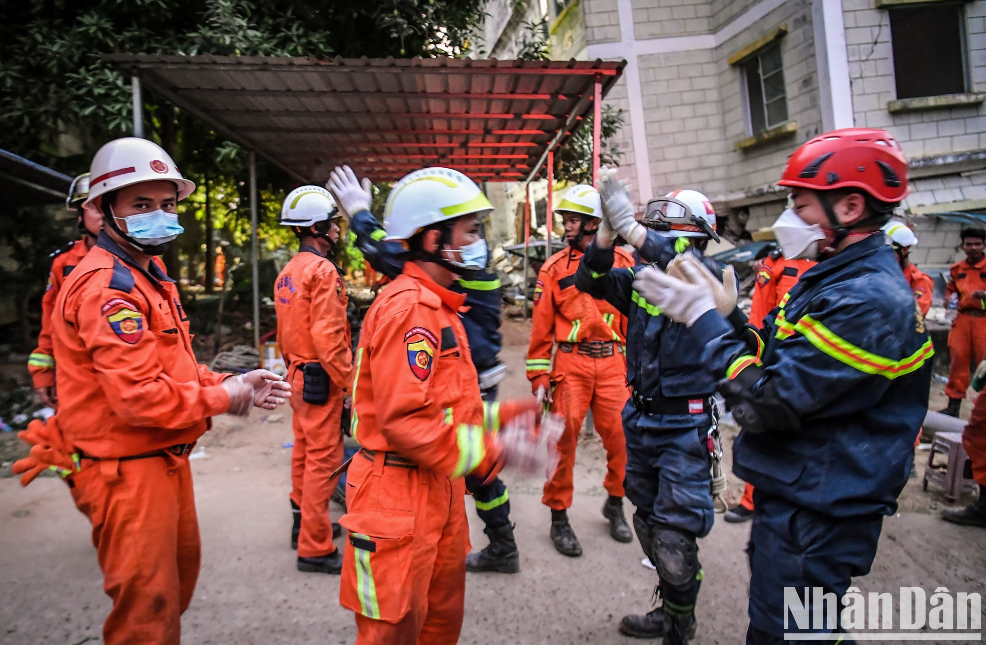 Borrando todas las fronteras, las fuerzas de rescate de ambos países aplauden felices y se abrazan como una familia. Borrando todas las fronteras, las fuerzas de rescate de ambos países aplauden felices y se abrazan como una familia.