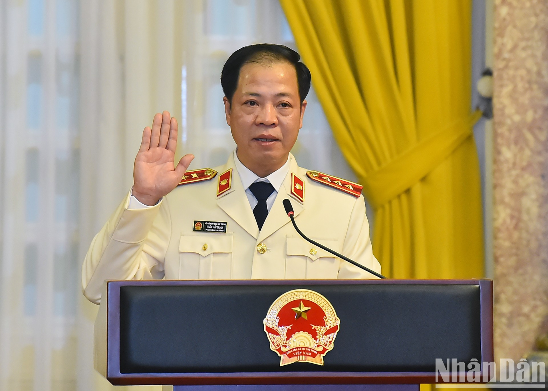 El fiscal general adjunto, Tran Hai Quan, presta juramento en nombre de los funcionarios designados. El fiscal general adjunto, Tran Hai Quan, presta juramento en nombre de los funcionarios designados.