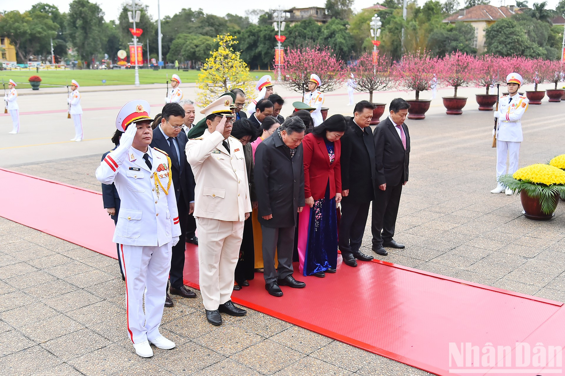 Conmemoran con respeto las grandes contribuciones del Presidente Ho Chi Minh.