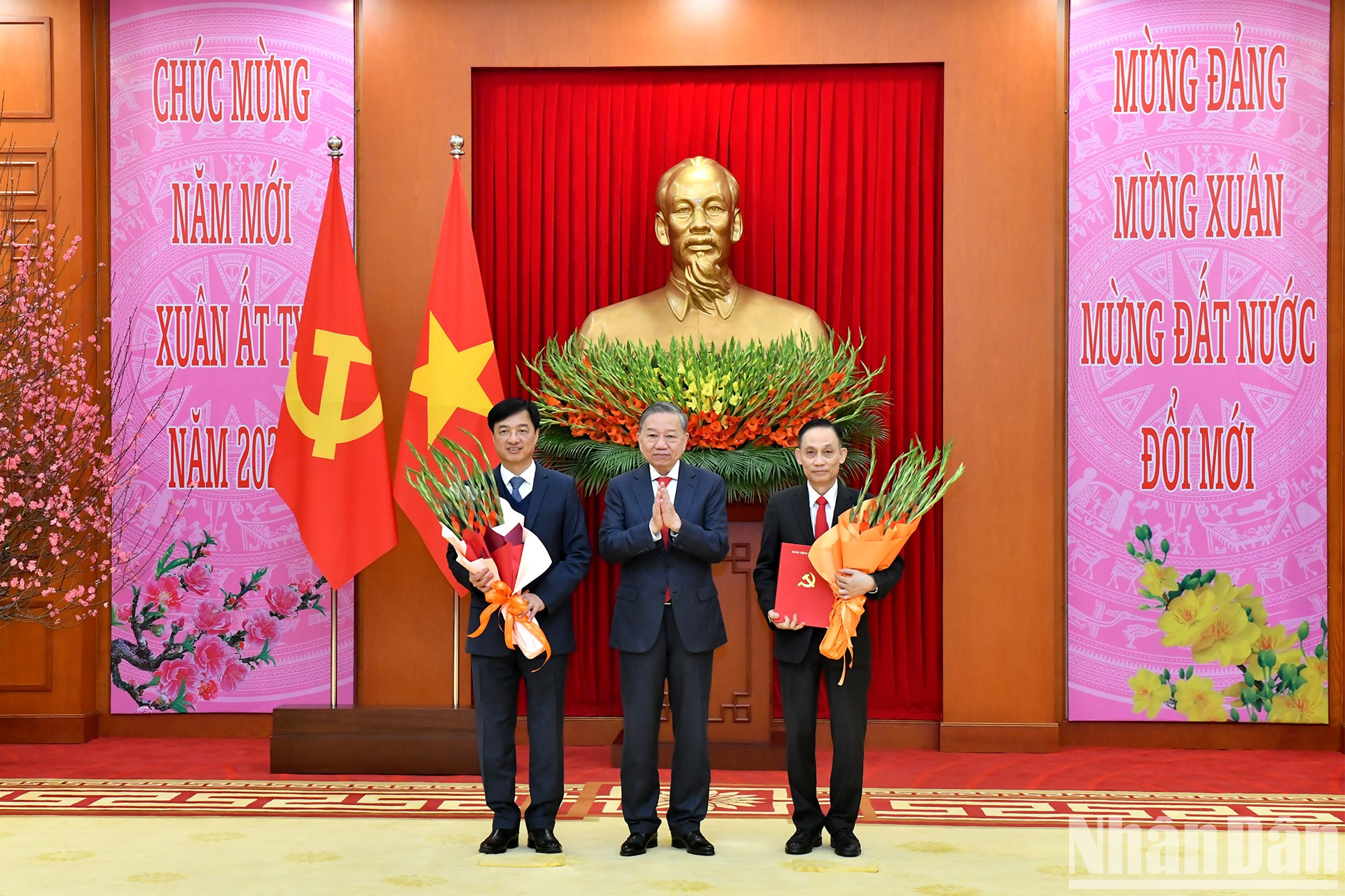 El secretario general del PCV, To Lam, entrega las decisiones de nombramiento a los funcionarios. El secretario general del PCV, To Lam, entrega las decisiones de nombramiento a los funcionarios.