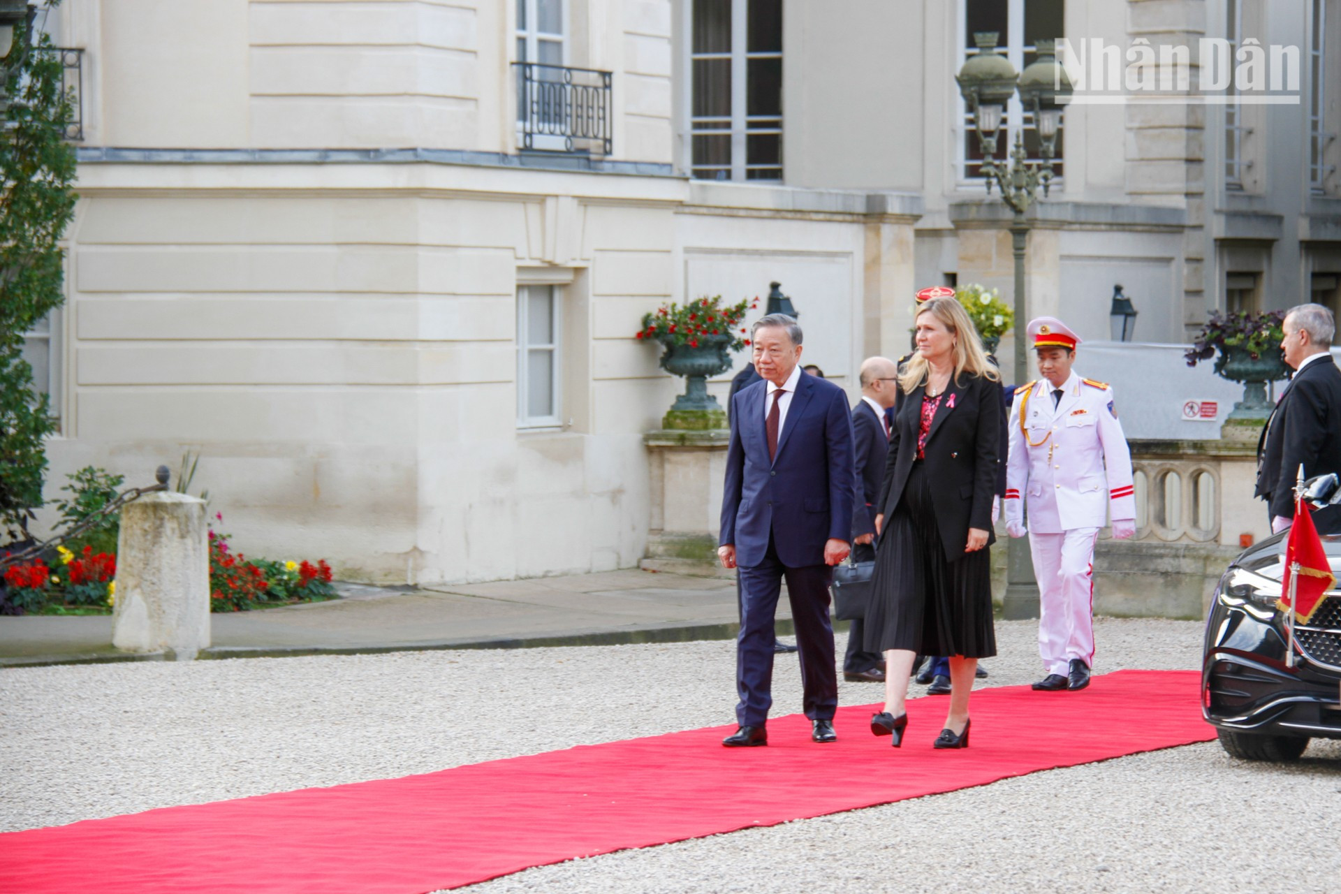 El secretario general del PCV y presidente de Vietnam, To Lam, y la presidenta de la Asamblea Nacional francesa, Yaël Braun-Pivet, pasan revista a la guardia de honor.