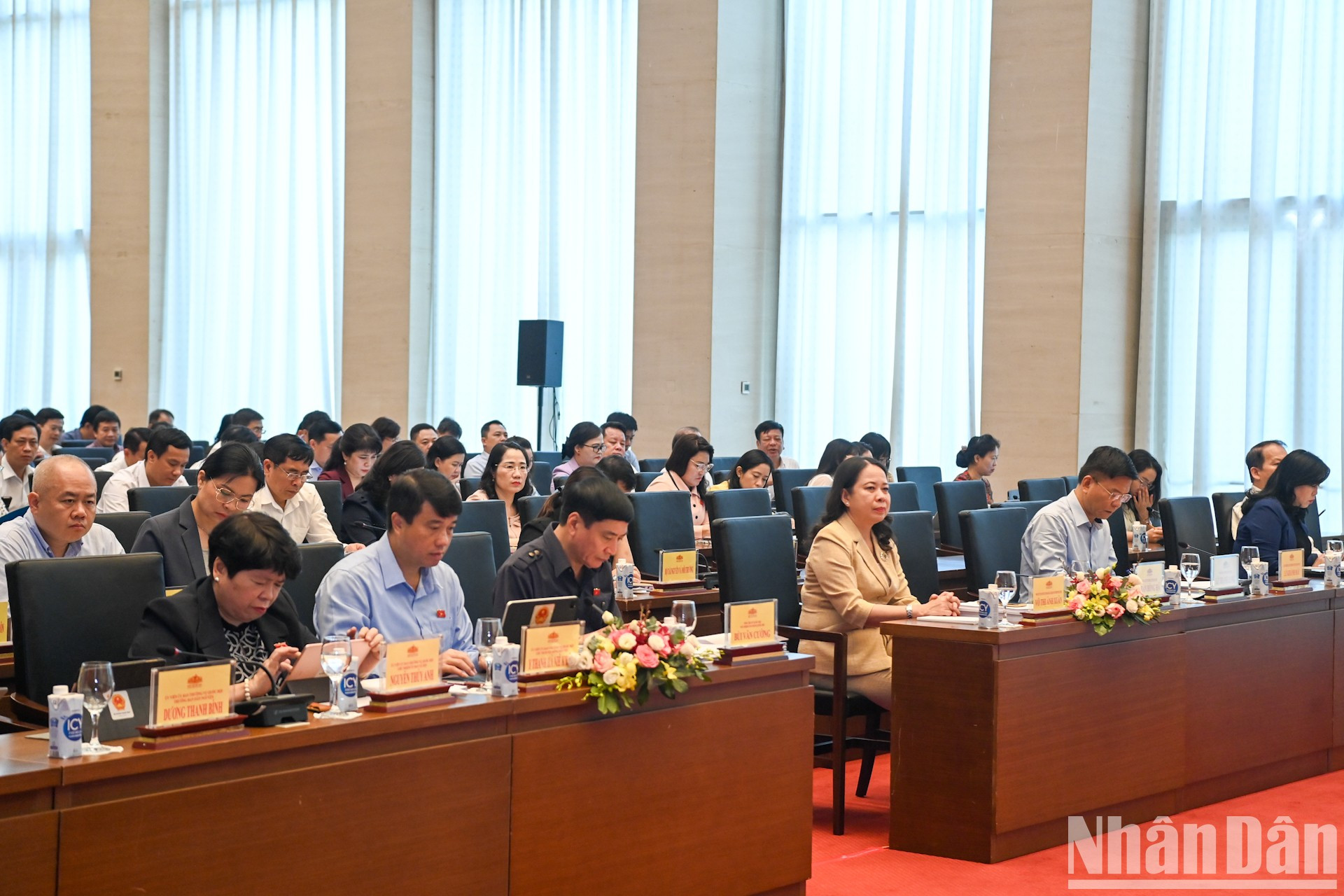 La presidenta Vo Thi Anh Xuan, el vicetitular del Parlamento vietnamita, Le Thanh Long, y los diputados. La presidenta Vo Thi Anh Xuan, el vicetitular del Parlamento vietnamita, Le Thanh Long, y los diputados.