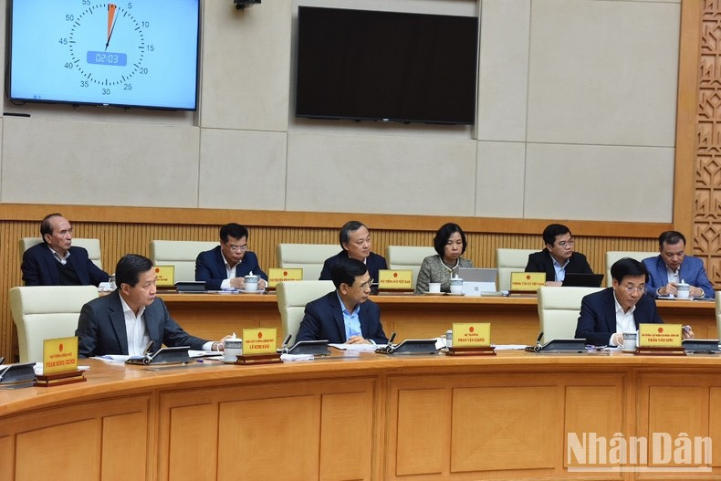 Los representantes de los ministerios, departamentos y sectores.