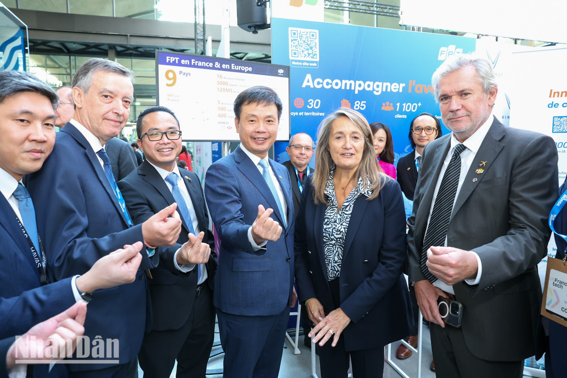 El director general adjunto de FPT y el director general de FPT Software reciben a Sophie Primas, ministra encargada del comercio exterior y de los franceses residentes en el extranjero, dependiente del Ministerio para Europa y de Asuntos Exteriores de Francia, en el stand de FPT. (Foto: KHAI HOAN) El director general adjunto de FPT y el director general de FPT Software reciben a Sophie Primas, ministra encargada del comercio exterior y de los franceses residentes en el extranjero, dependiente del Ministerio para Europa y de Asuntos Exteriores de Francia, en el stand de FPT. (Foto: KHAI HOAN)