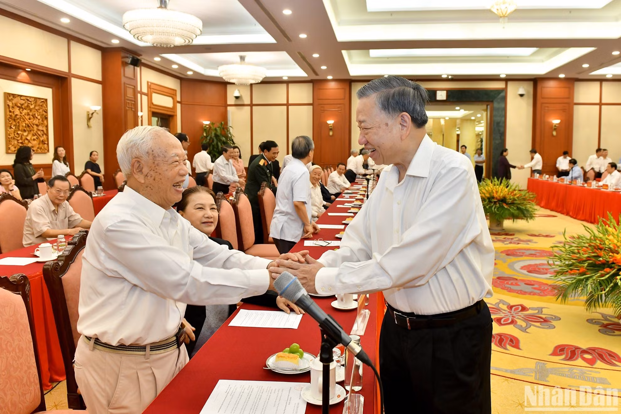 To Lam y los participantes en el evento.