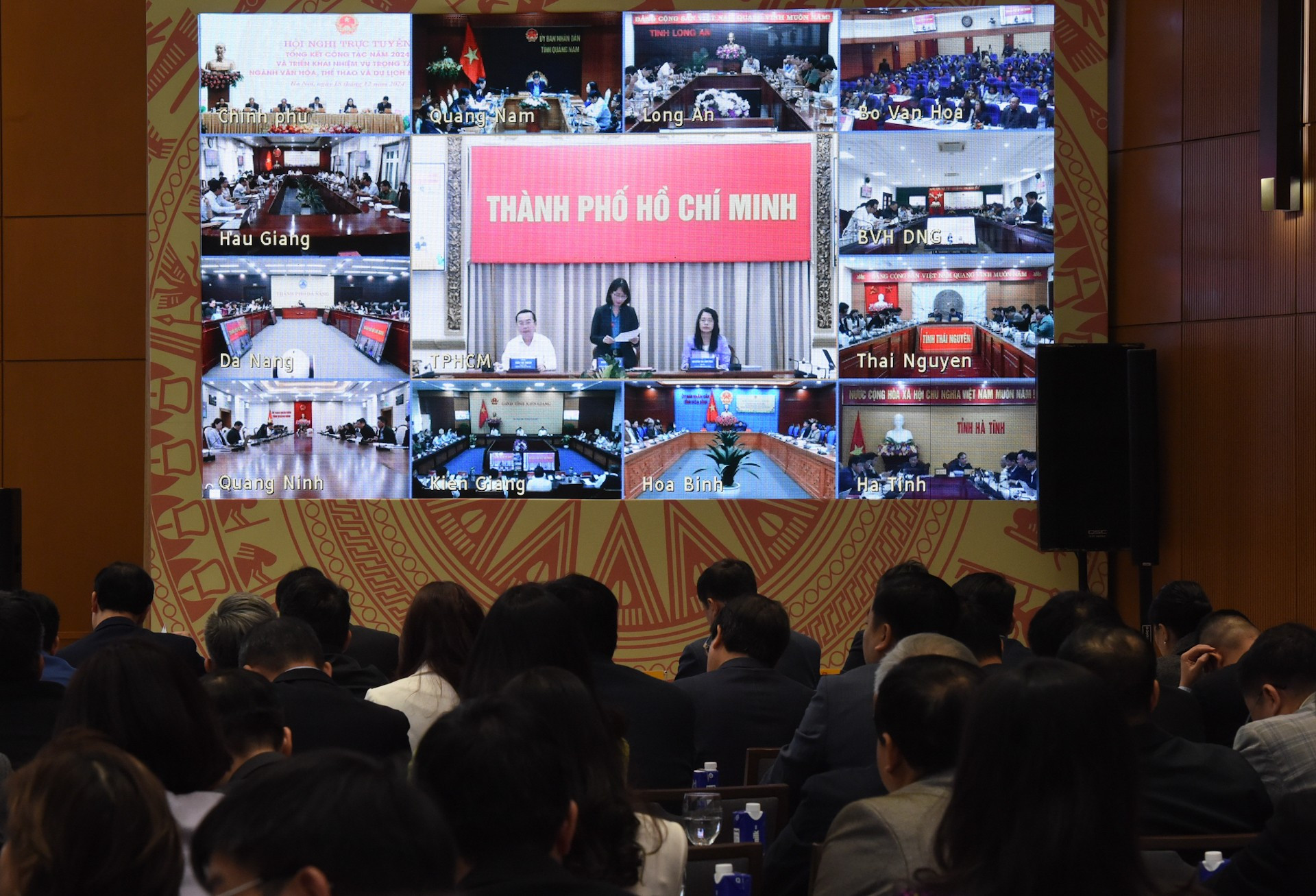 La Conferencia se celebra en línea en la sede del Gobierno, con conexiones al Ministerio de Cultura, Deporte y Turismo y más de 770 puentes en los Comités Populares de las provincias, ciudades administradas centralmente y distritos. La Conferencia se celebra en línea en la sede del Gobierno, con conexiones al Ministerio de Cultura, Deporte y Turismo y más de 770 puentes en los Comités Populares de las provincias, ciudades administradas centralmente y distritos.