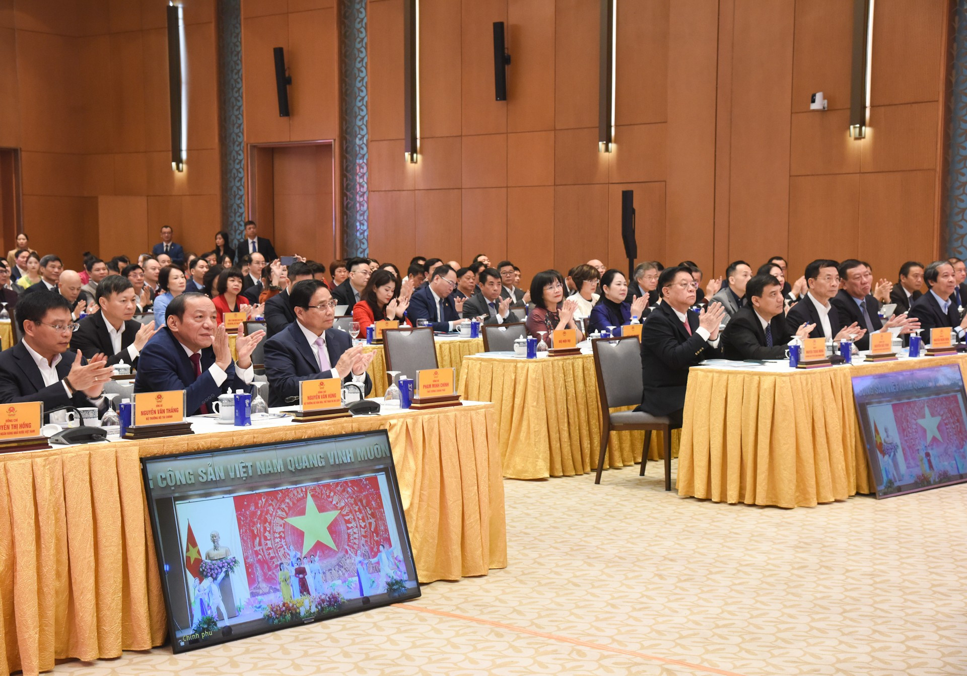El primer ministro vietnamita, Pham Minh Chinh y los delegados en la Conferencia. El primer ministro vietnamita, Pham Minh Chinh y los delegados en la Conferencia.