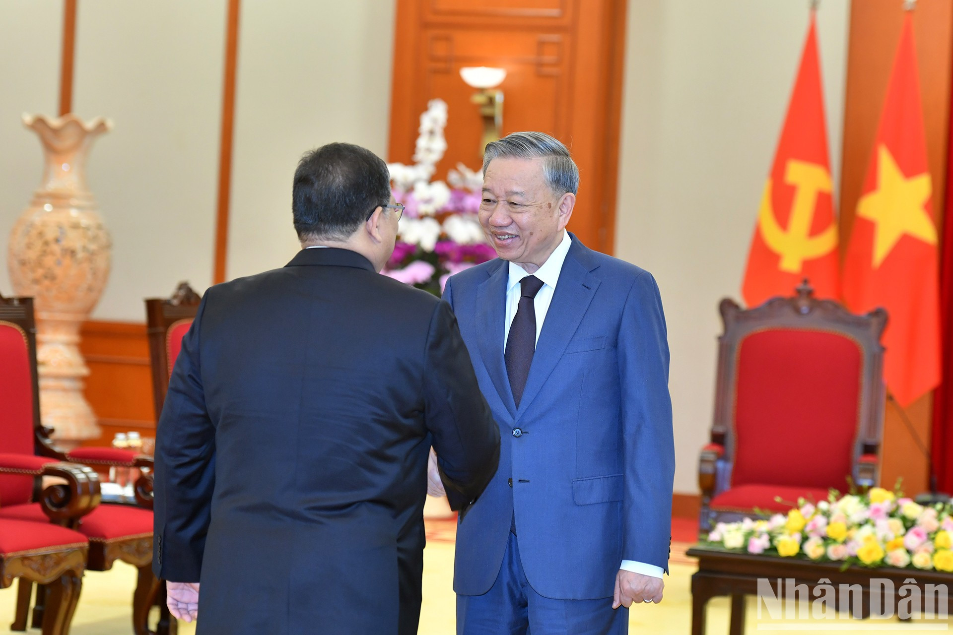 El máximo dirigente partidista vietnamita recibe al titular de la Cámara de Representantes de Malasia, Tan Sri Dato' Johari Bin Abdul.