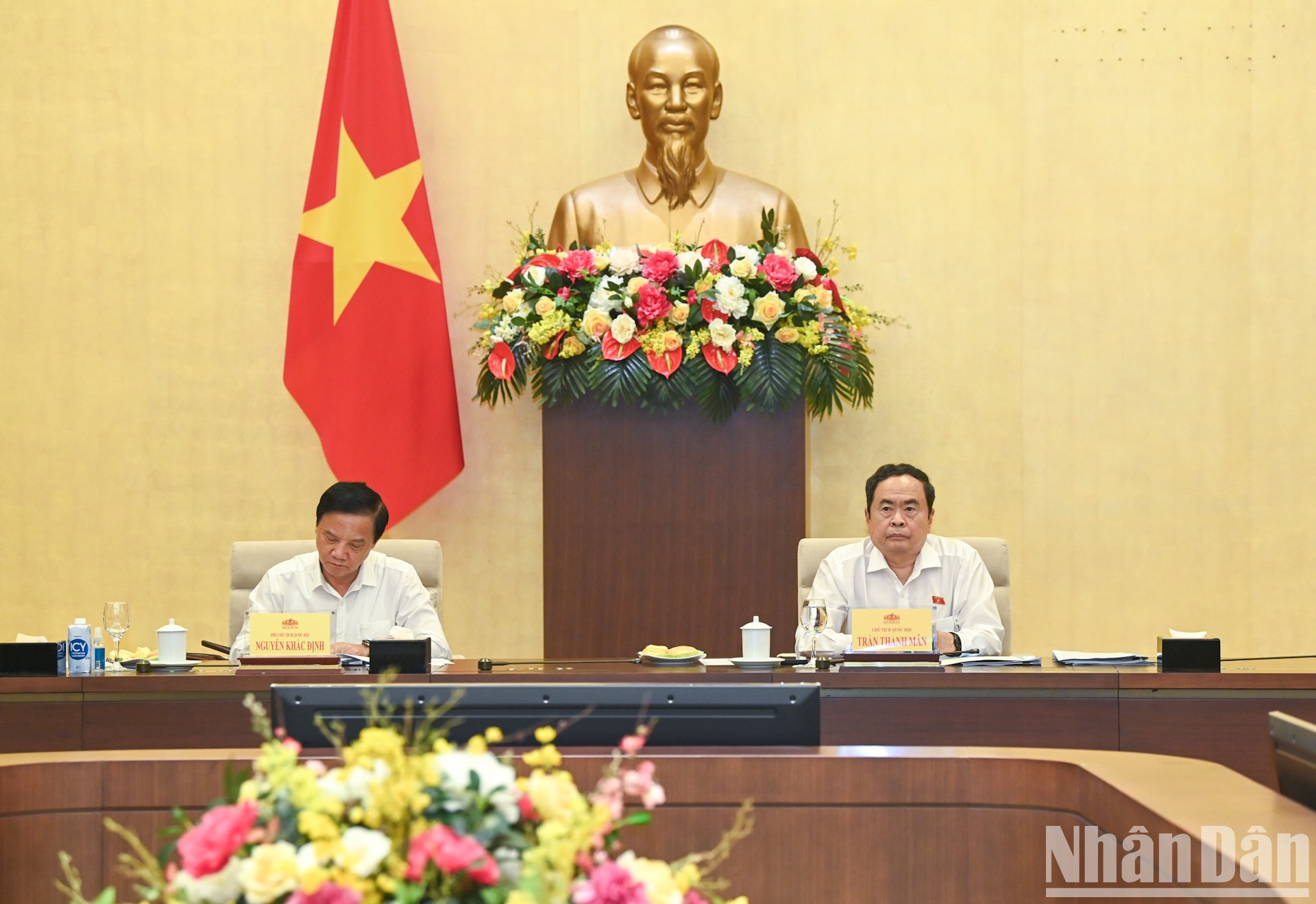 El presidente de la Asamblea Nacional vietnamita, Tran Thanh Man, y el vicetitular del Parlamento, Nguyen Khac Dinh, presiden la reunión. El presidente de la Asamblea Nacional vietnamita, Tran Thanh Man, y el vicetitular del Parlamento, Nguyen Khac Dinh, presiden la reunión.