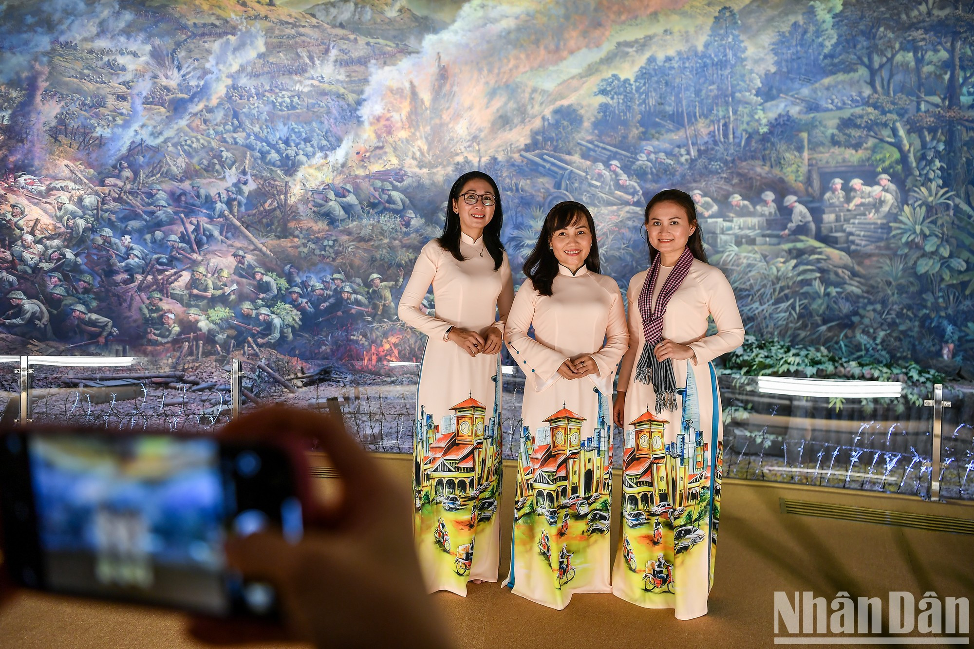 Turistas toman una foto de recuerdo en la pintura panorámica. Turistas toman una foto de recuerdo en la pintura panorámica.