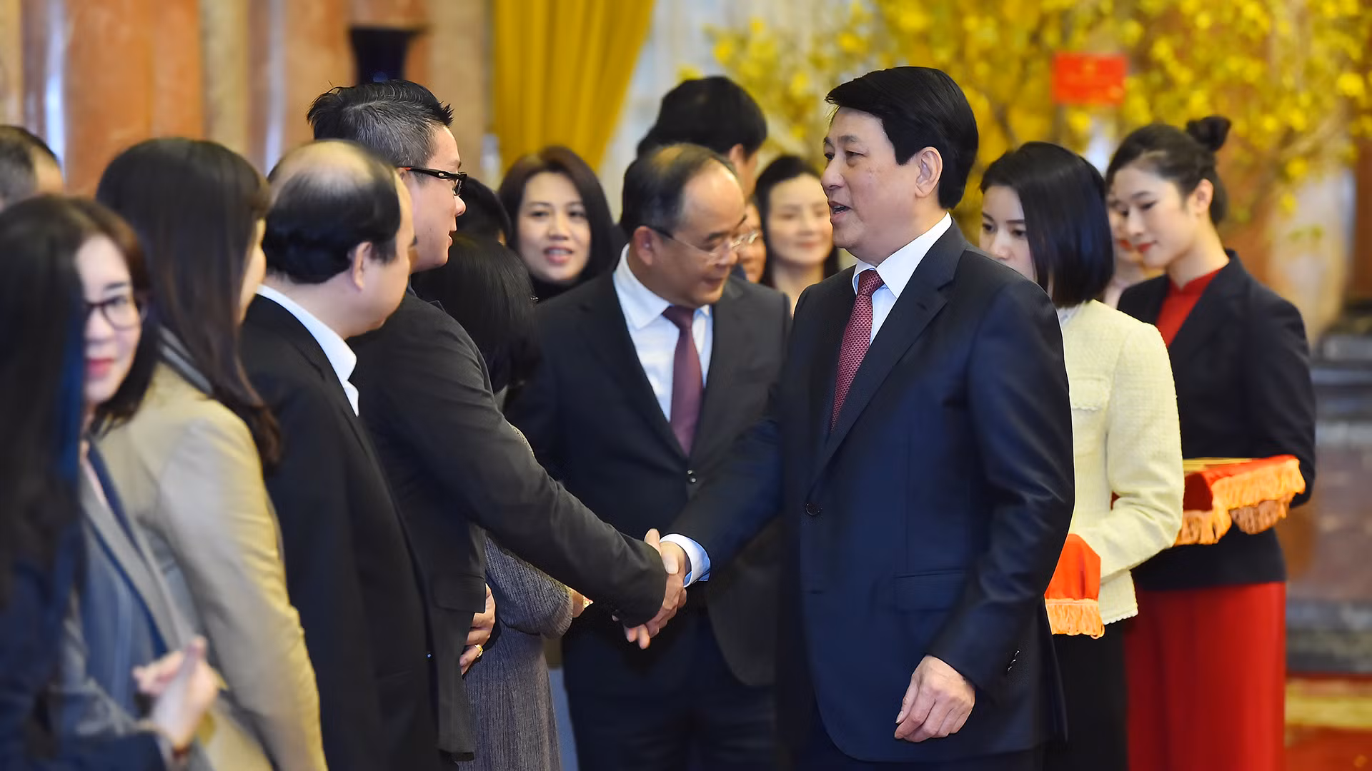 [Foto] Presidente de Vietnam se reúne con funcionarios y personal de la Oficina Presidencial con motivo del Tet