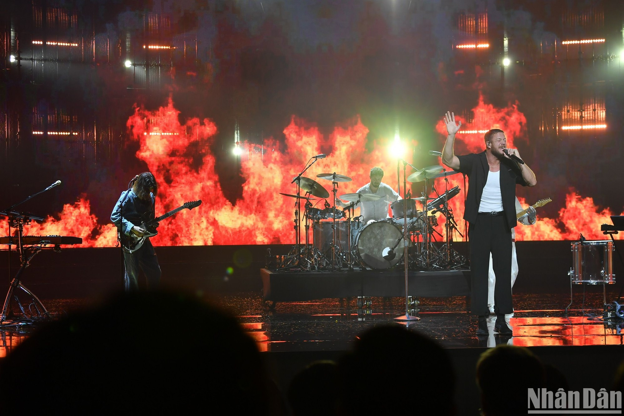 La banda Imagine Dragons y los artistas Dan Reynolds, Wayne Sermon, Ben McKee y Daniel Platzman rockeando.