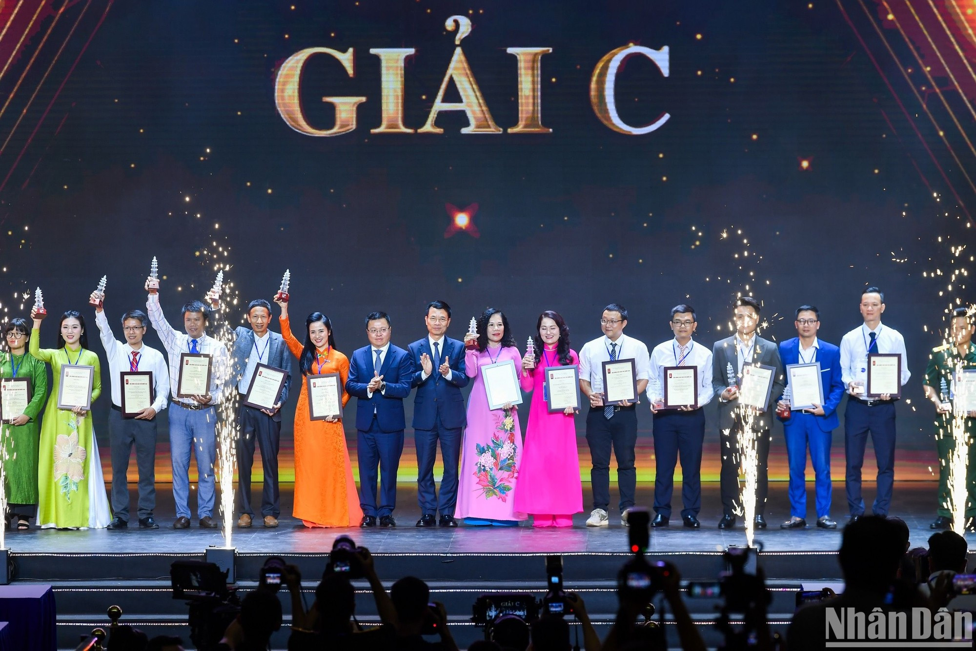 Le Quoc Minh y Nguyen Manh Hung, ministro de Información y Comunicación, entregan premios a los autores y grupos de autores del premio C.