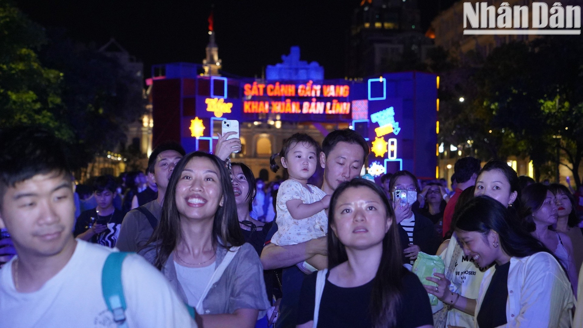 Numerosos ciudadanos participan con entusiasmo en el programa de cuenta regresiva para dar la bienvenida al Año Nuevo 2025 en el Parque del Monumento al Presidente Ho Chi Minh y la calle peatonal Nguyen Hue. Numerosos ciudadanos participan con entusiasmo en el programa de cuenta regresiva para dar la bienvenida al Año Nuevo 2025 en el Parque del Monumento al Presidente Ho Chi Minh y la calle peatonal Nguyen Hue.