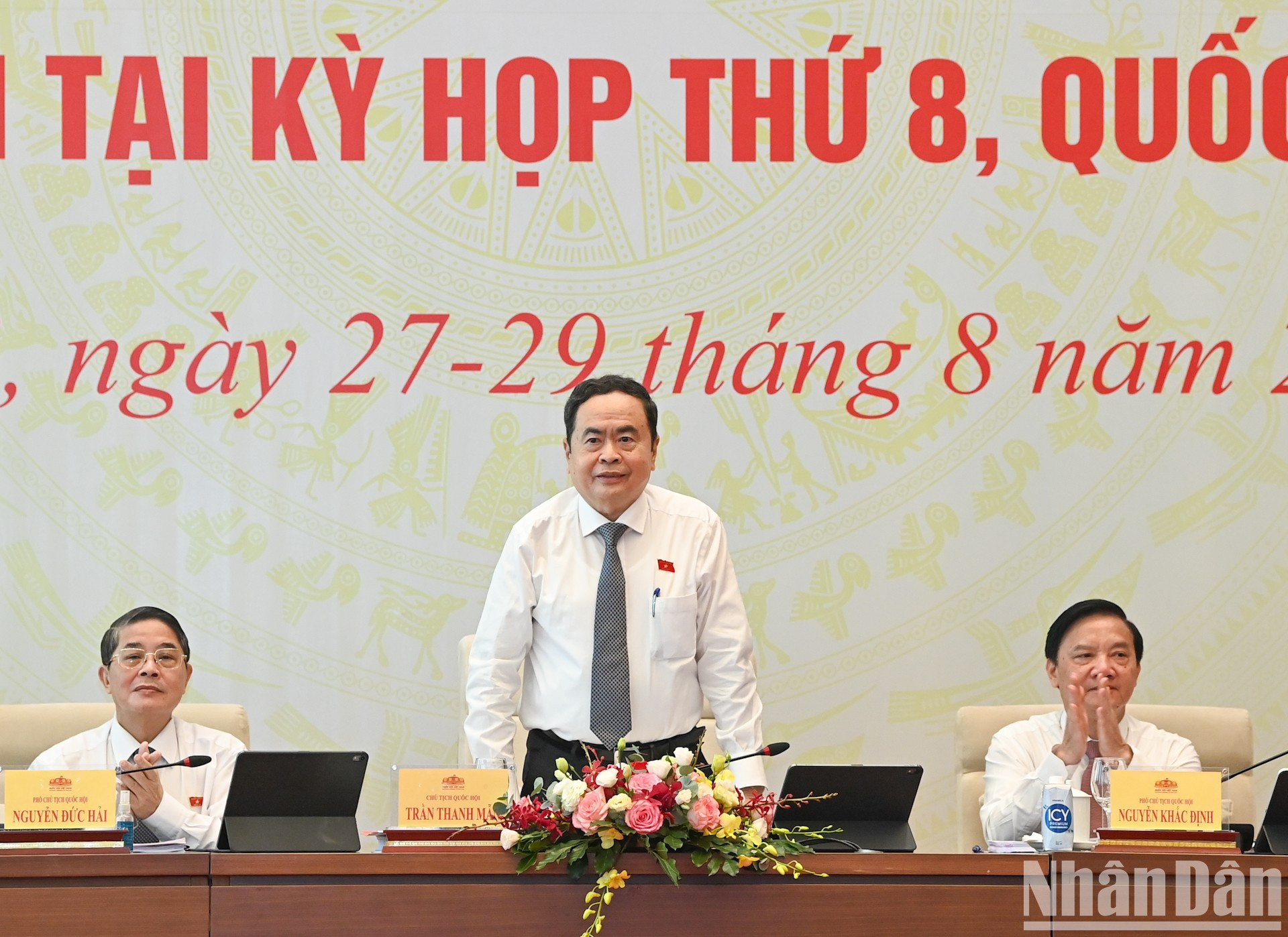 El titular de la Asamblea Nacional, Tran Thanh Man, y los vicepresidentes legislativos en la reunión. El titular de la Asamblea Nacional, Tran Thanh Man, y los vicepresidentes legislativos en la reunión.