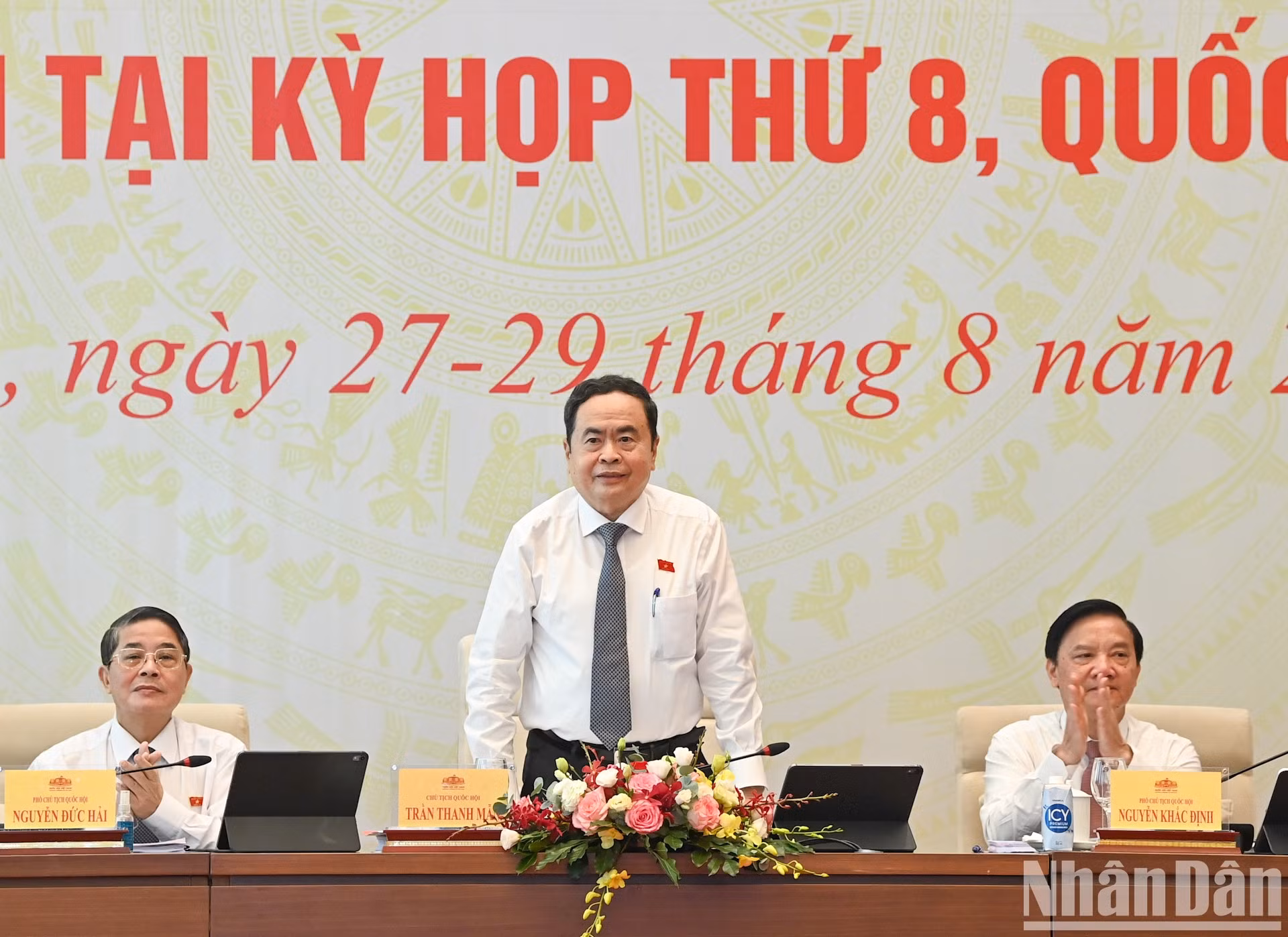 El titular de la Asamblea Nacional, Tran Thanh Man, y los vicepresidentes legislativos en la reunión.