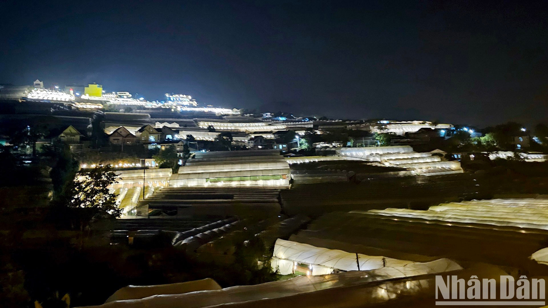 Las afueras de la ciudad de montaña de Da Lat por la noche a través de la ventana del tren turístico.