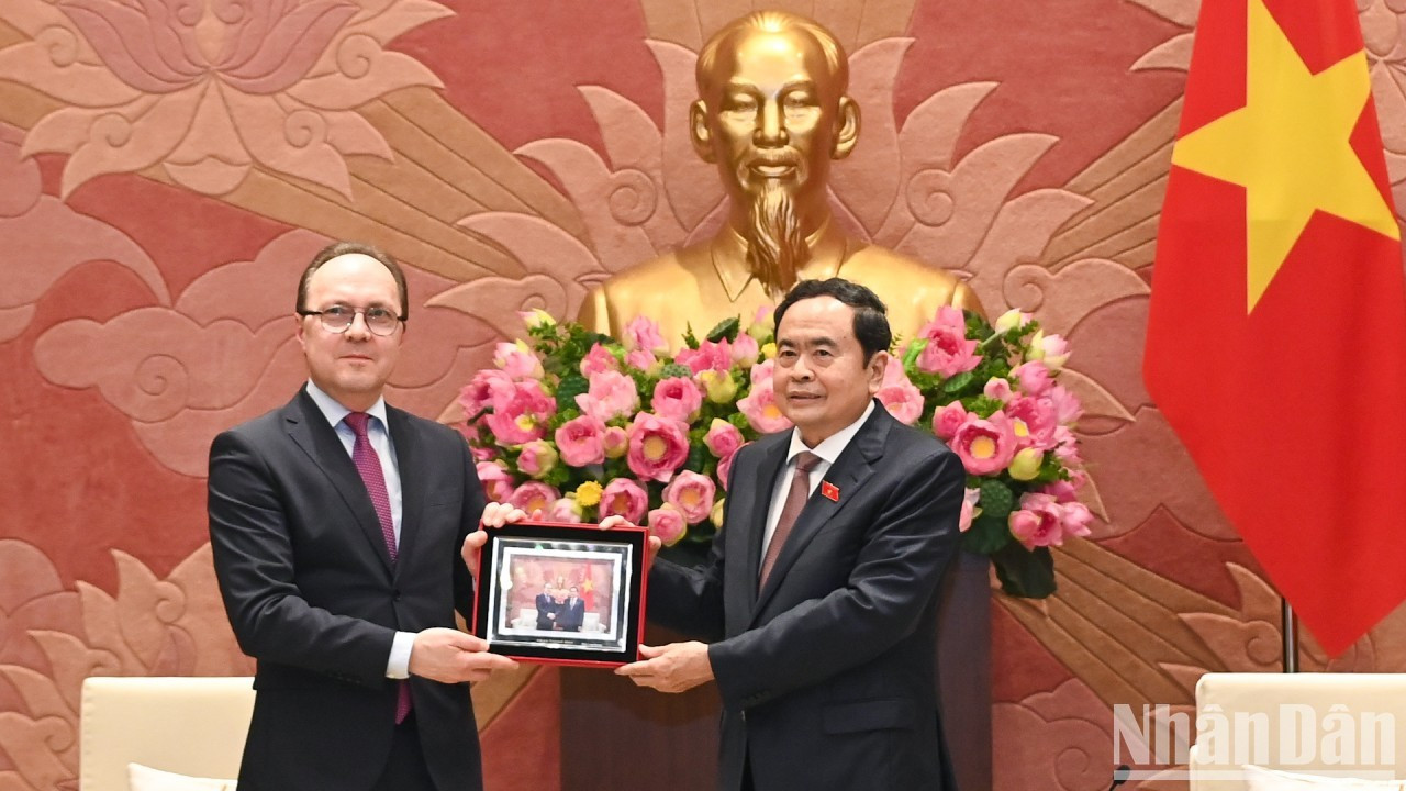 El presidente de la Asamblea Nacional vietnamita, Tran Thanh Man, entrega un regalo al embajador ruso Gennady Bezdetko. El presidente de la Asamblea Nacional vietnamita, Tran Thanh Man, entrega un regalo al embajador ruso Gennady Bezdetko.