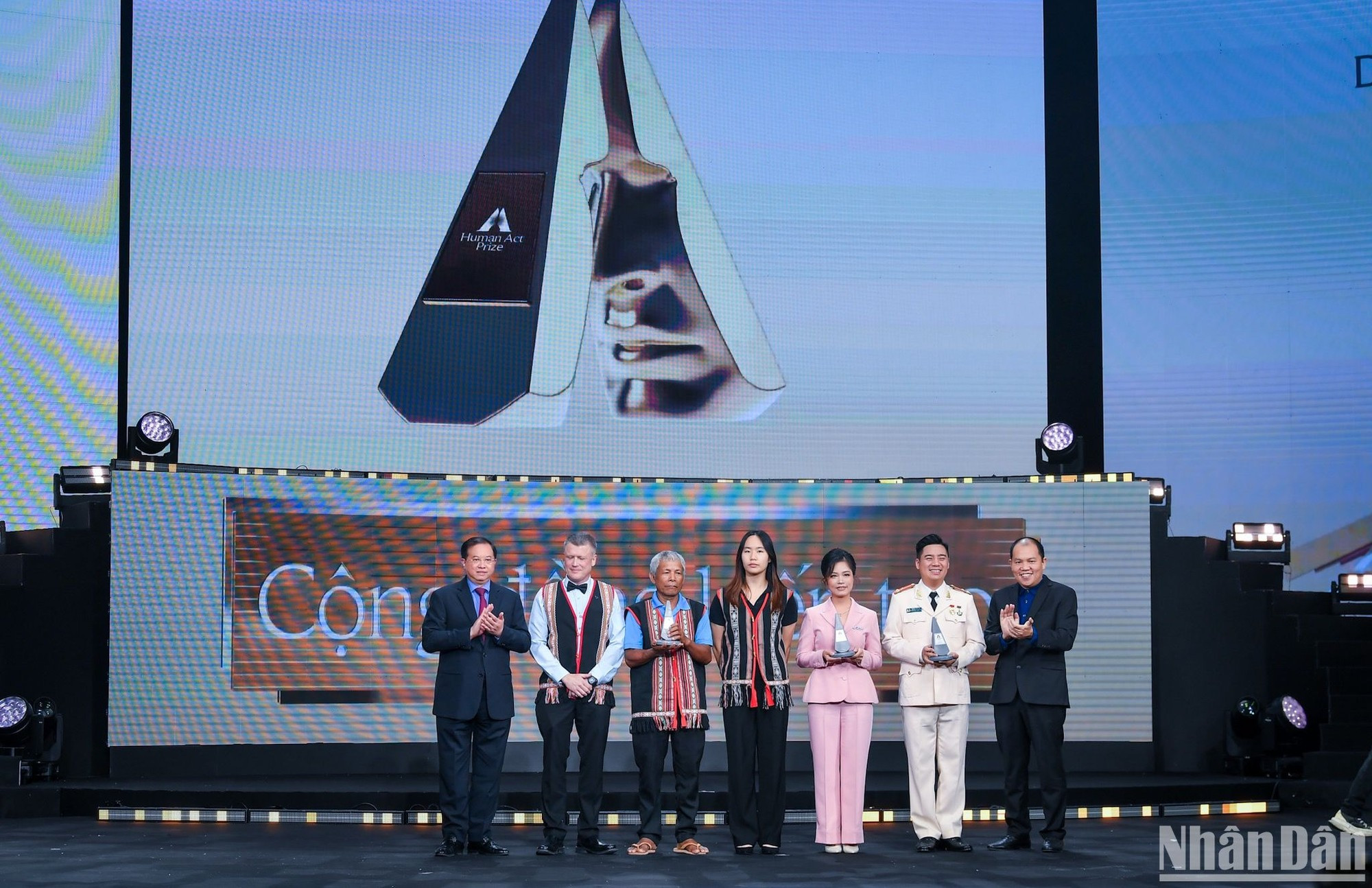 Ta Quang Dong, viceministro de Cultura, Deportes y Turismo y Vuong Vu Thang, presidente de la Junta Directiva de la Sociedad Anónima VCCorp entregan el premio al Proyecto Prometedor, entre ellos: Preservación de la lengua y la cultura de la etnia Bahnar; Orgulloso de los productos vietnamitas y Felicidad para niños. Ta Quang Dong, viceministro de Cultura, Deportes y Turismo y Vuong Vu Thang, presidente de la Junta Directiva de la Sociedad Anónima VCCorp entregan el premio al Proyecto Prometedor, entre ellos: Preservación de la lengua y la cultura de la etnia Bahnar; Orgulloso de los productos vietnamitas y Felicidad para niños.