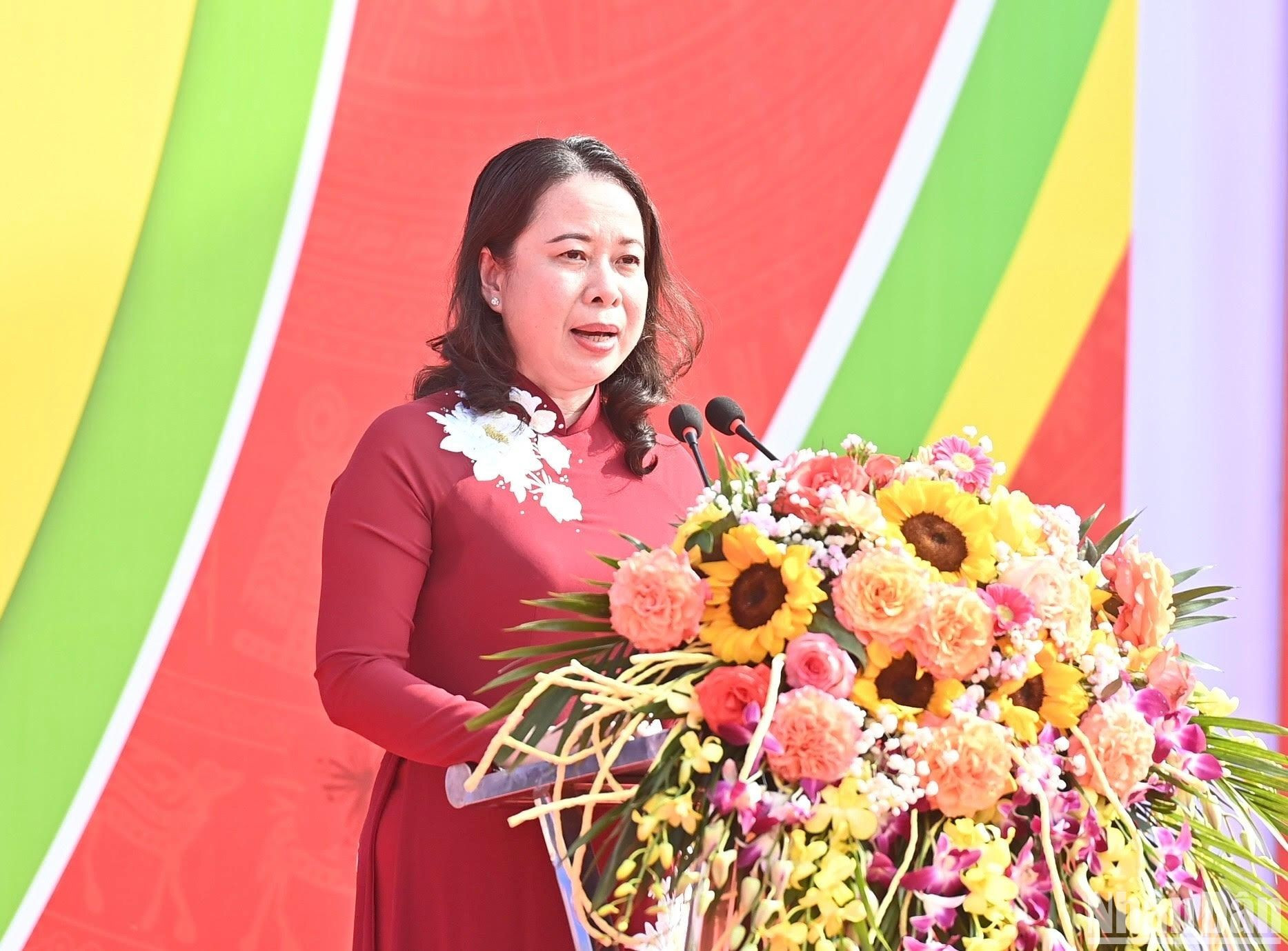 Anh Xuan pronuncia un discurso.