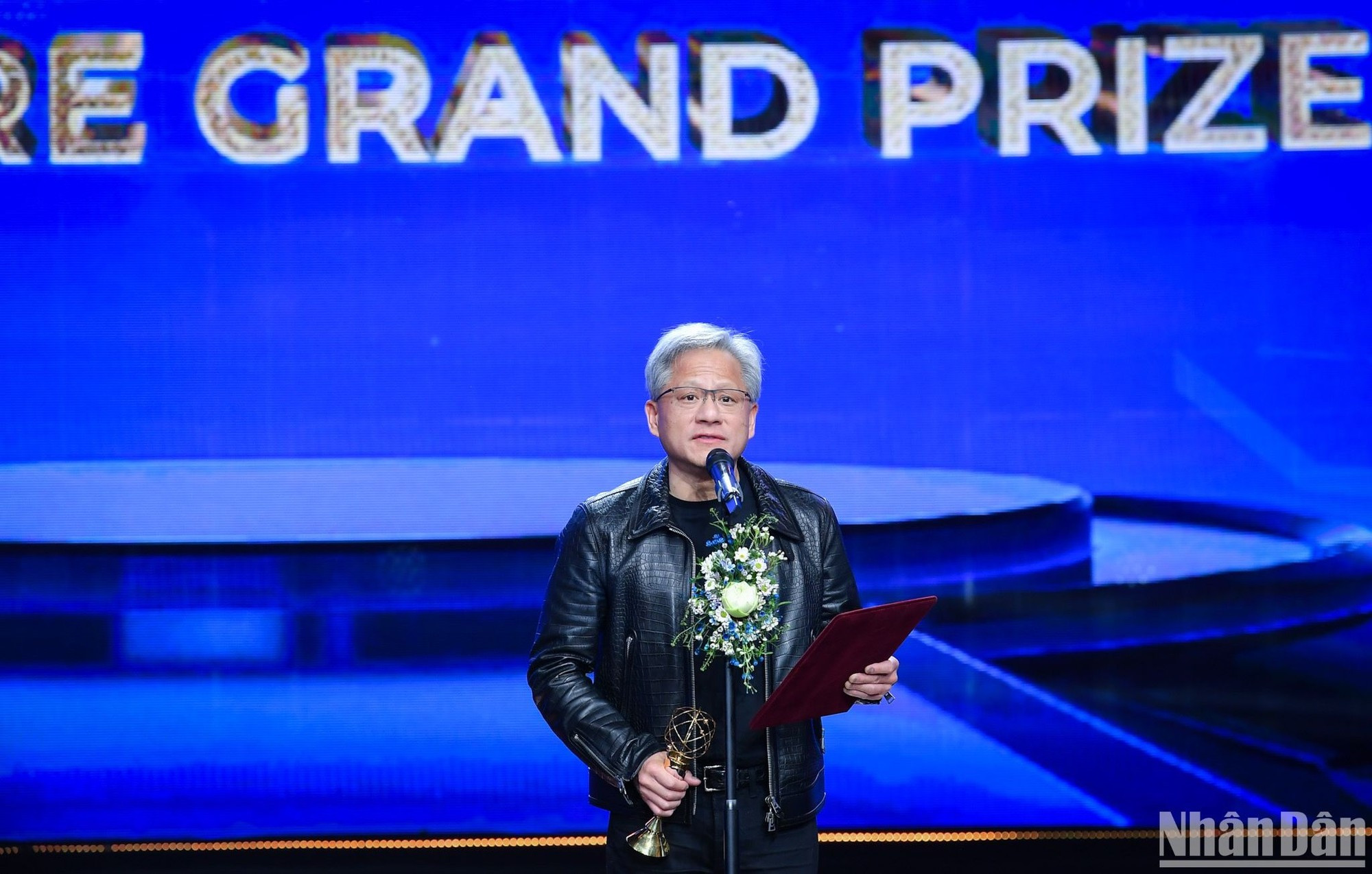 Jen-Hsun Huang hace uso de la palabra después de recibir el Premio Principal de VinFuture 2024