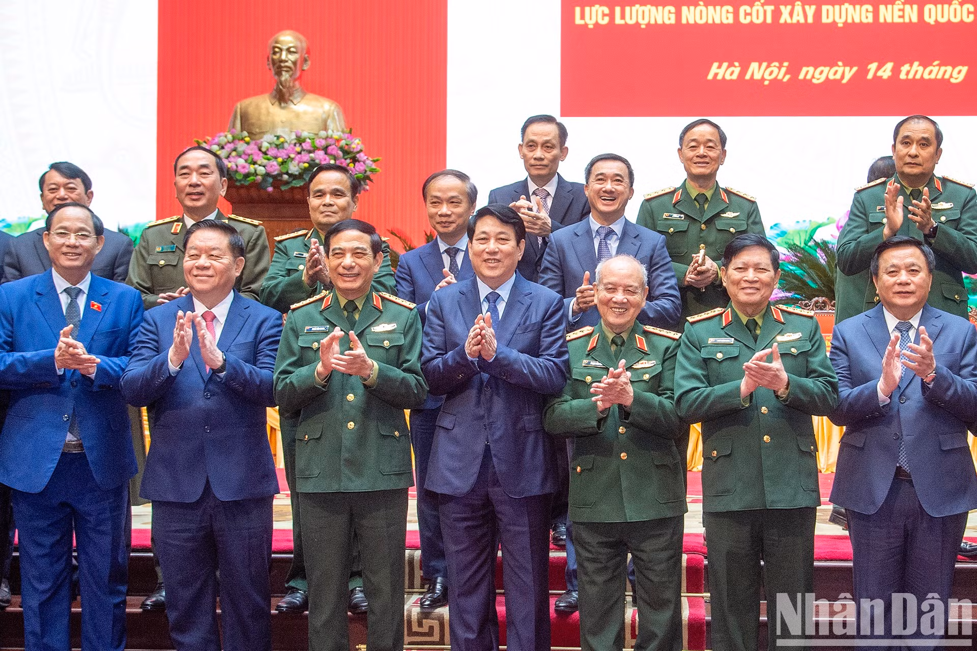 El presidente vietnamita, Luong Cuong, y los delegados.