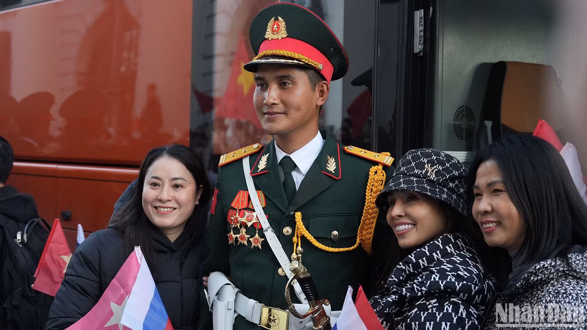 [Foto] Vietnamitas en Rusia reciben a soldados participantes en desfile en Plaza Roja de Moscú
