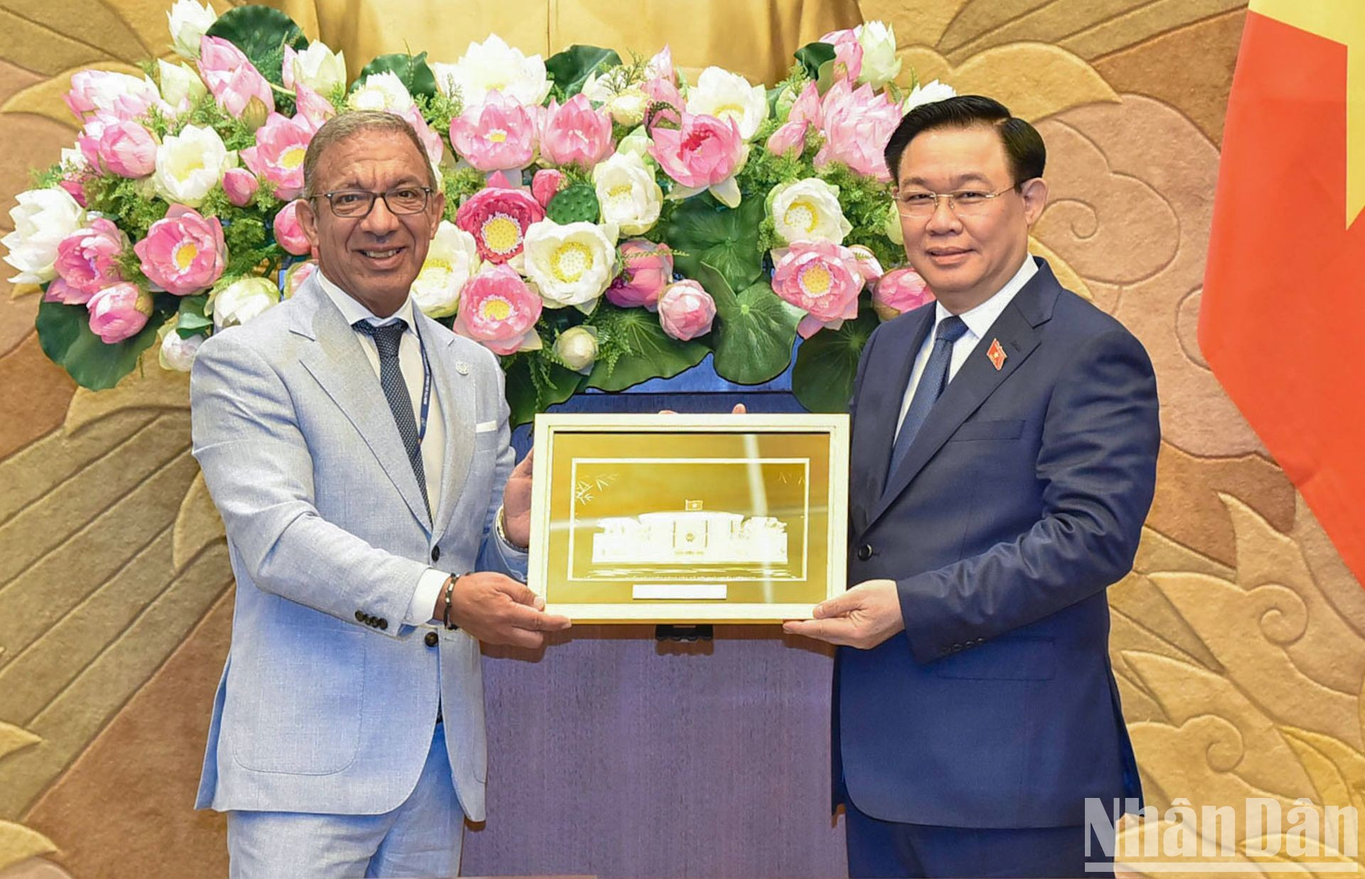 El titular vietnamita entrega un recuerdo a Duarte Pacheco.
