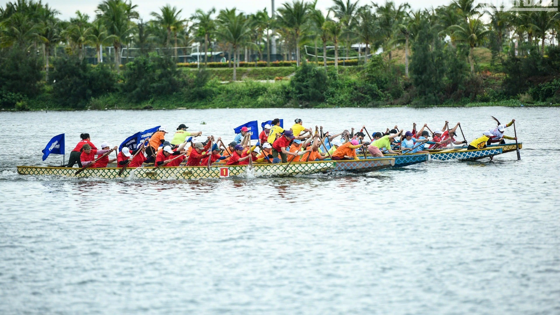 Después de la ceremonia, se lleva a cabo el tradicional festival de carreras de barcos en el río Co Co.