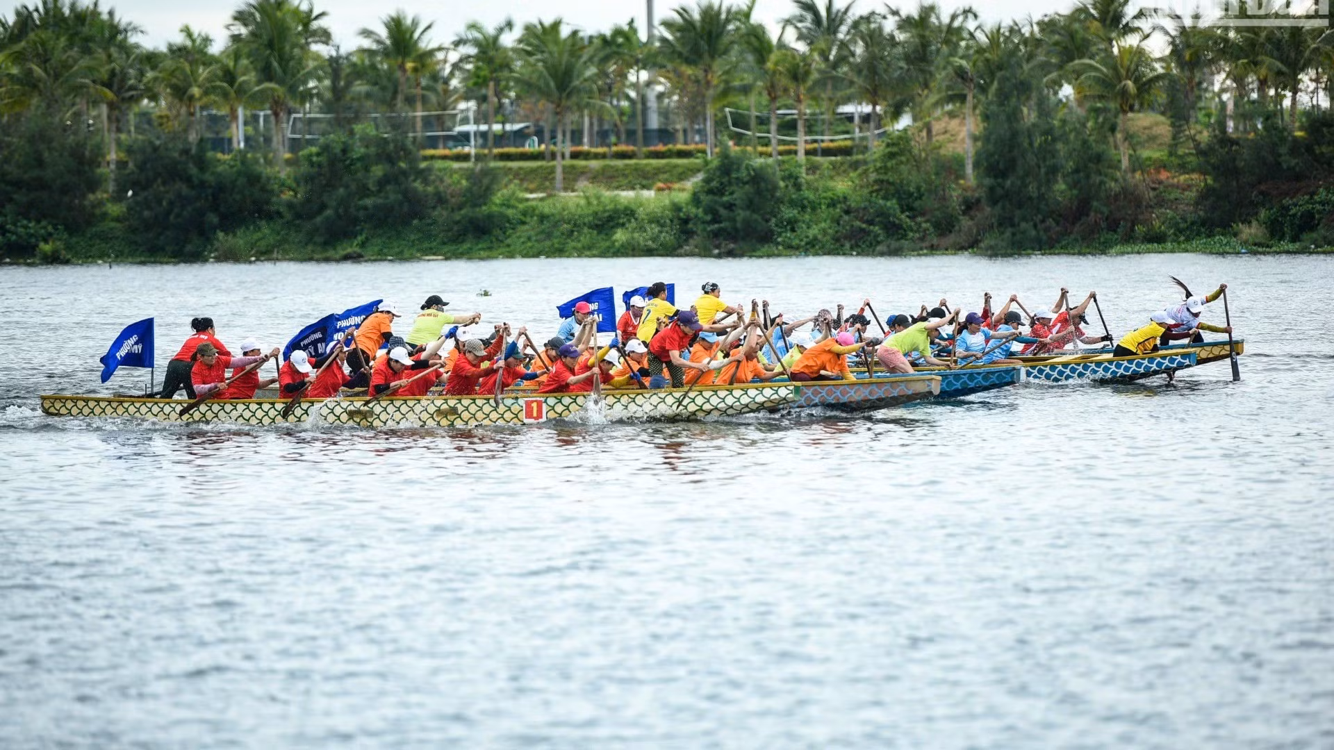 Después de la ceremonia, se lleva a cabo el tradicional festival de carreras de barcos en el río Co Co.