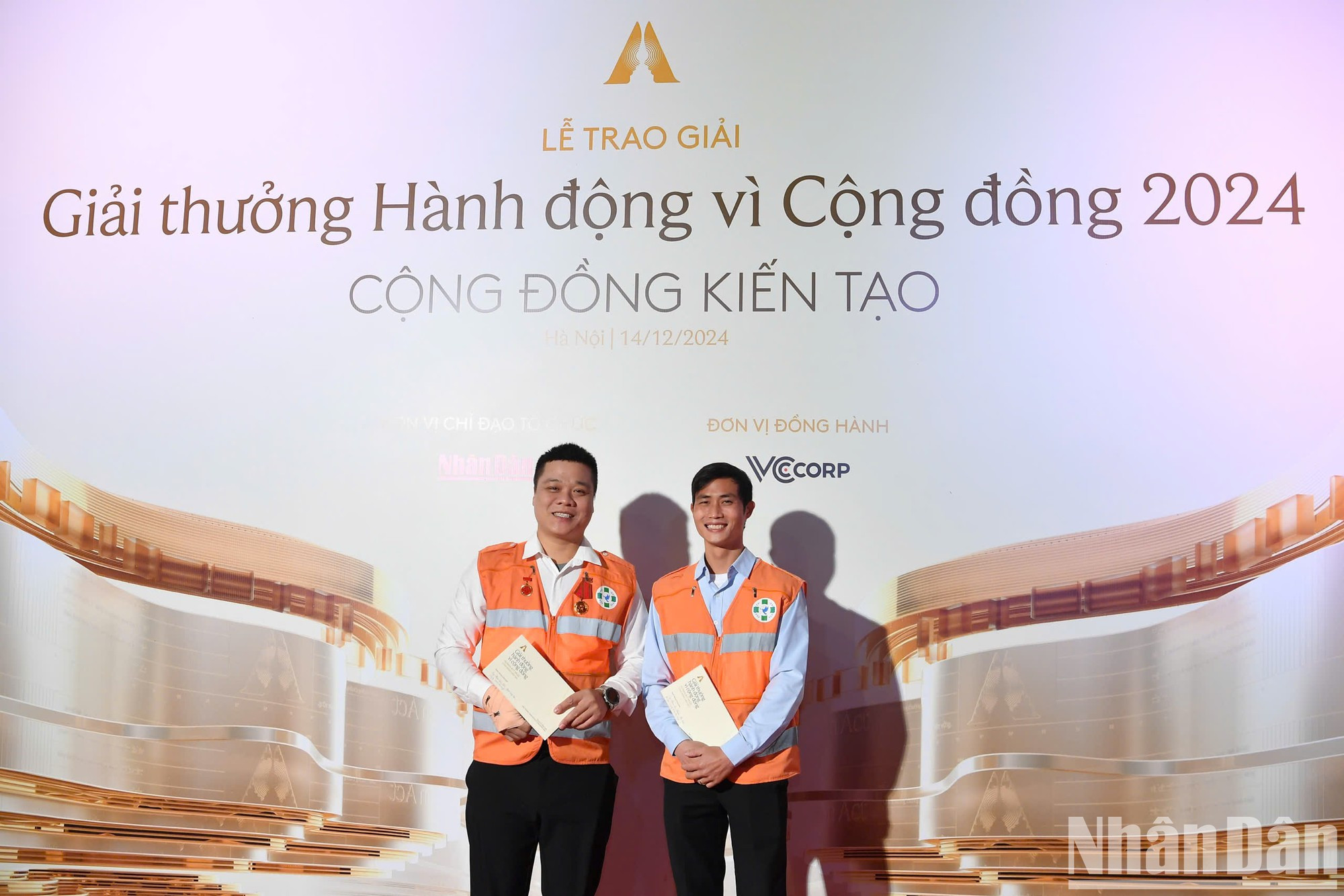 Representantes del proyecto FAS Angel toman una foto.