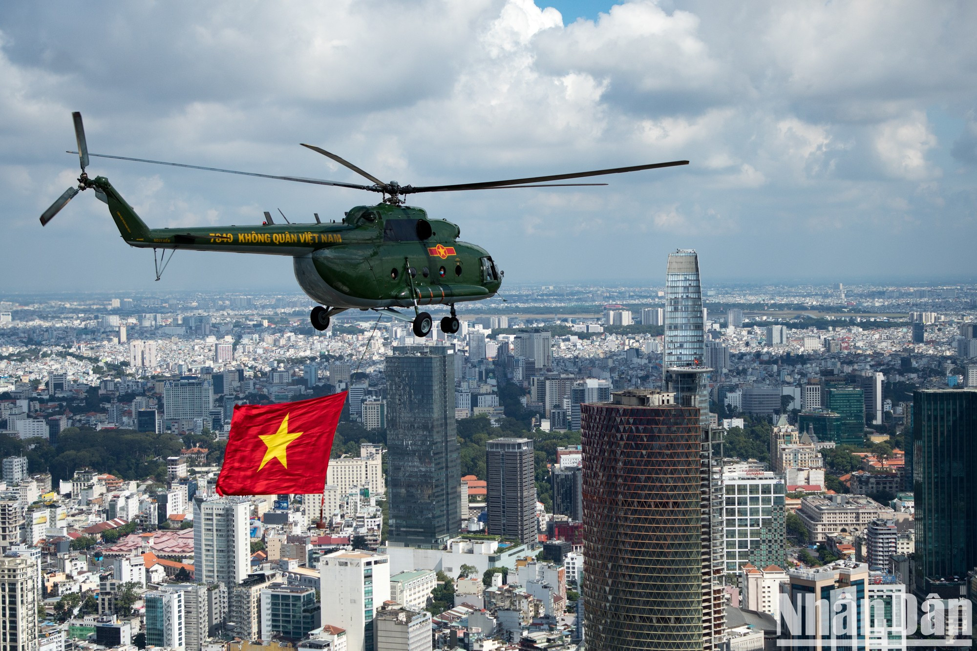 Helicóptero ondea la bandera nacional sobre el edificio Bitexco (distrito 1). Helicóptero ondea la bandera nacional sobre el edificio Bitexco (distrito 1).