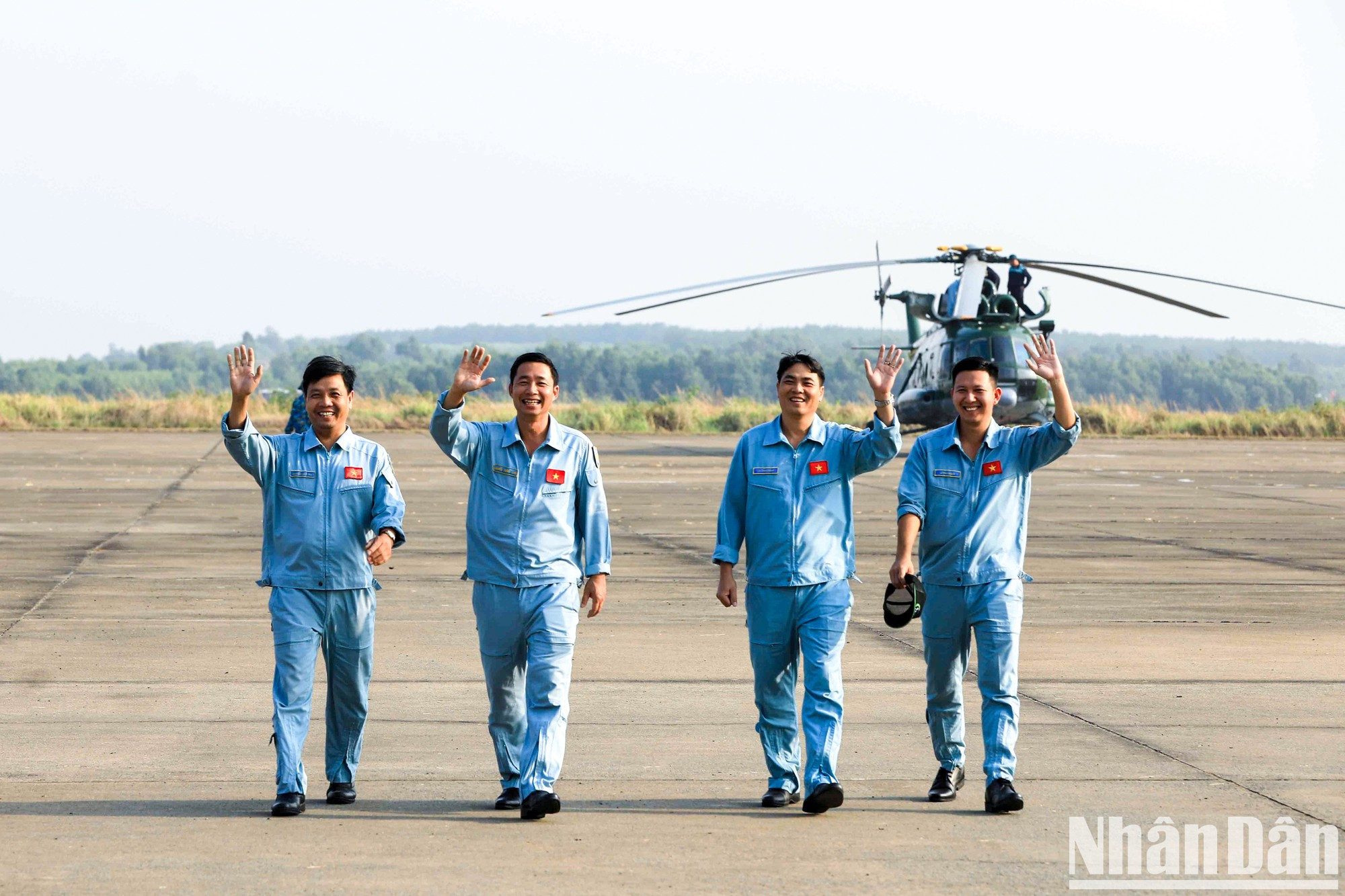 Hasta el momento, los oficiales, pilotos y la tripulación han practicado los ejercicios de entrenamiento y realizado el vuelo para portar la bandera del Partido y de la Patria a fin de ofrecer una actuación especial en la ceremonia. Hasta el momento, los oficiales, pilotos y la tripulación han practicado los ejercicios de entrenamiento y realizado el vuelo para portar la bandera del Partido y de la Patria a fin de ofrecer una actuación especial en la ceremonia.