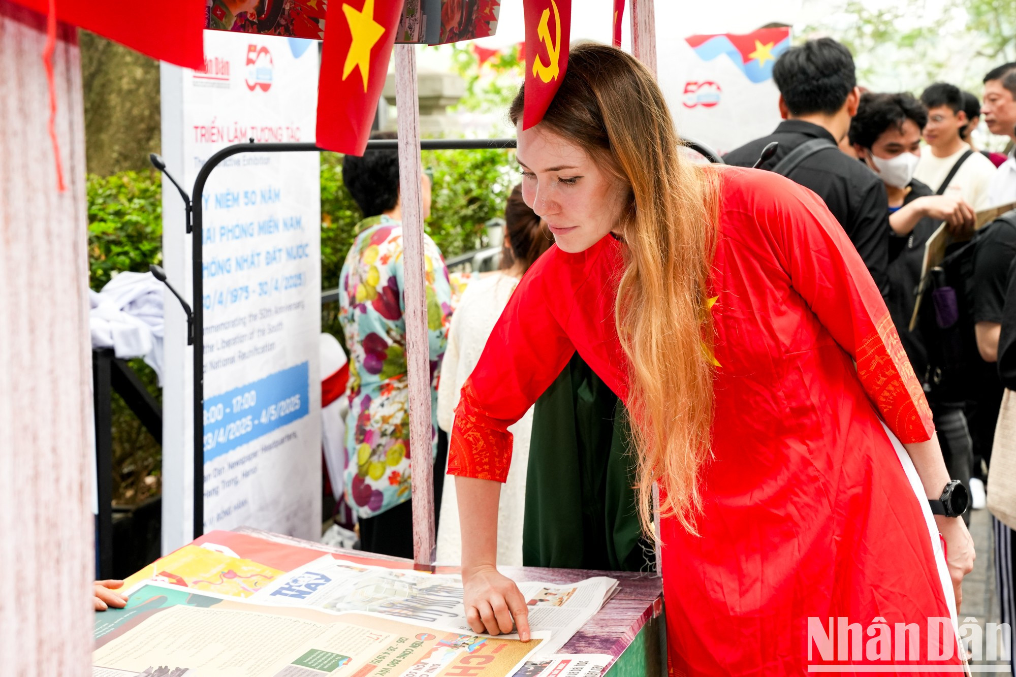 Un turista ruso en el stand del periódico Nhan Dan en la exposición. Un turista ruso en el stand del periódico Nhan Dan en la exposición.